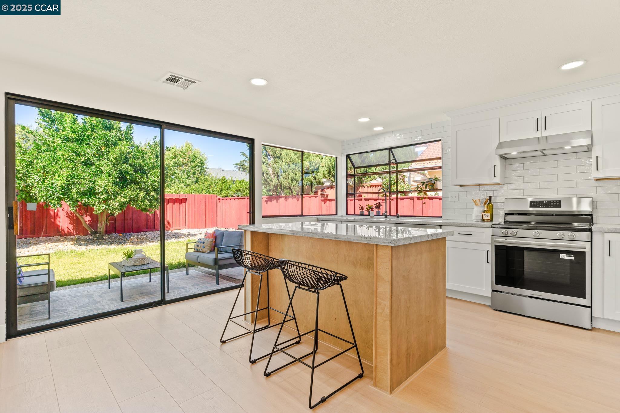 Detail Gallery Image 16 of 59 For 32945 Regents Blvd, Union City,  CA 94587 - 4 Beds | 2/1 Baths