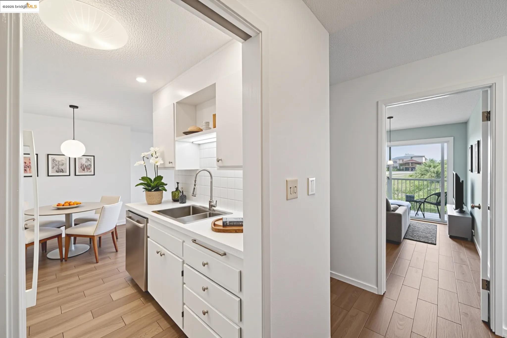 Detail Gallery Image 2 of 20 For 2 Panoramic Way #105,  Berkeley,  CA 94704 - 2 Beds | 1 Baths