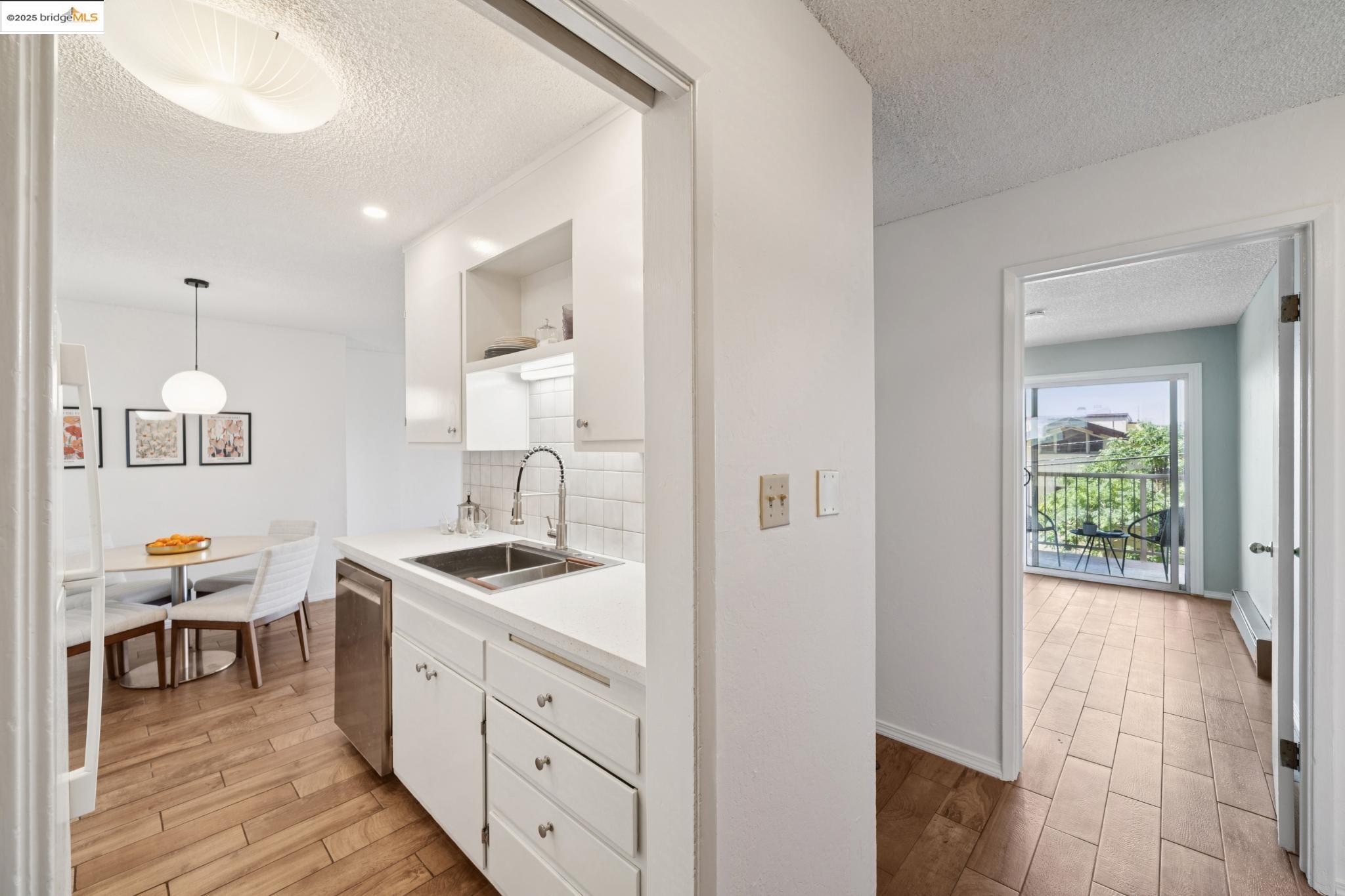 Detail Gallery Image 3 of 20 For 2 Panoramic Way #105,  Berkeley,  CA 94704 - 2 Beds | 1 Baths