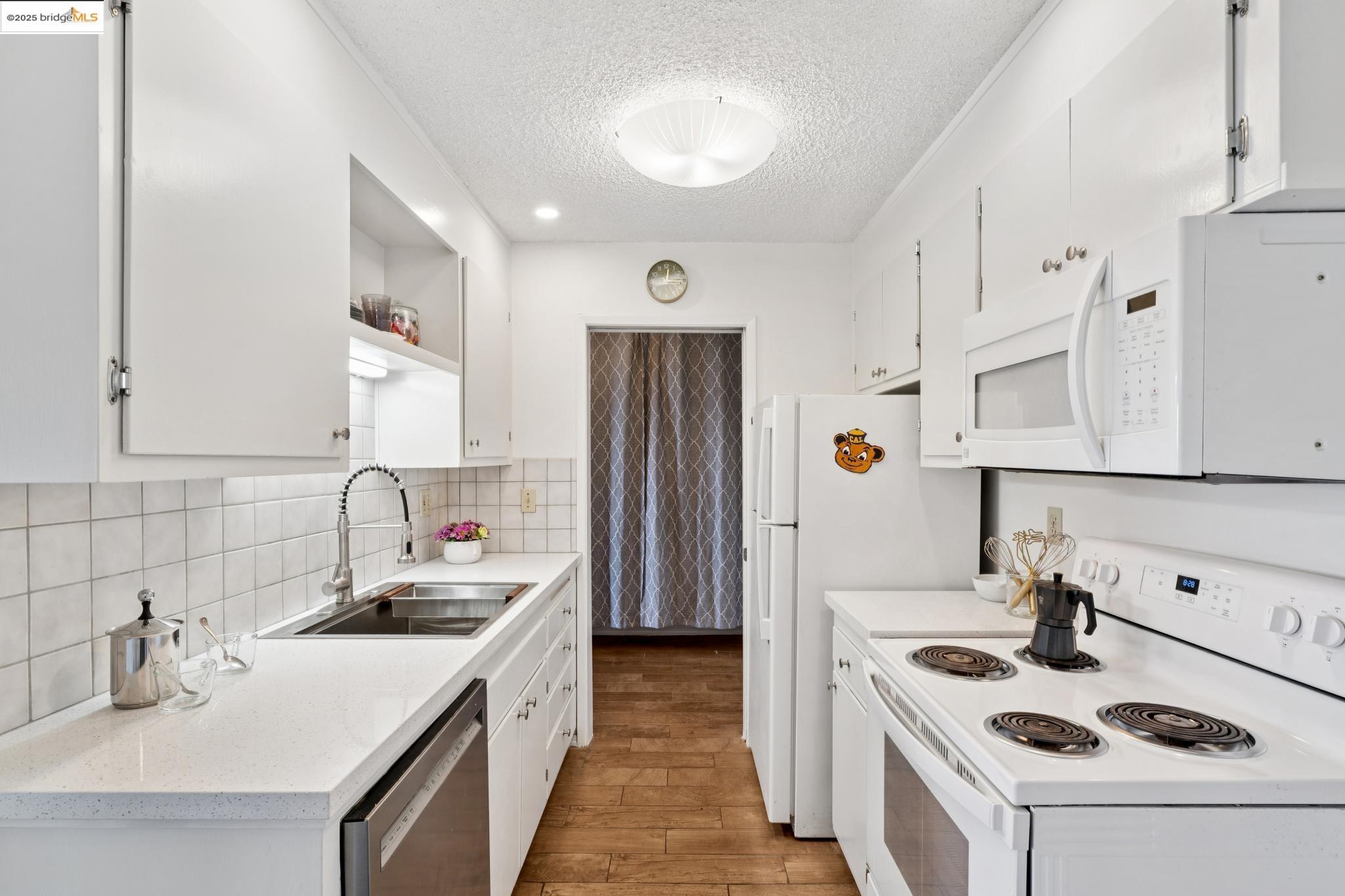 Detail Gallery Image 4 of 20 For 2 Panoramic Way #105,  Berkeley,  CA 94704 - 2 Beds | 1 Baths