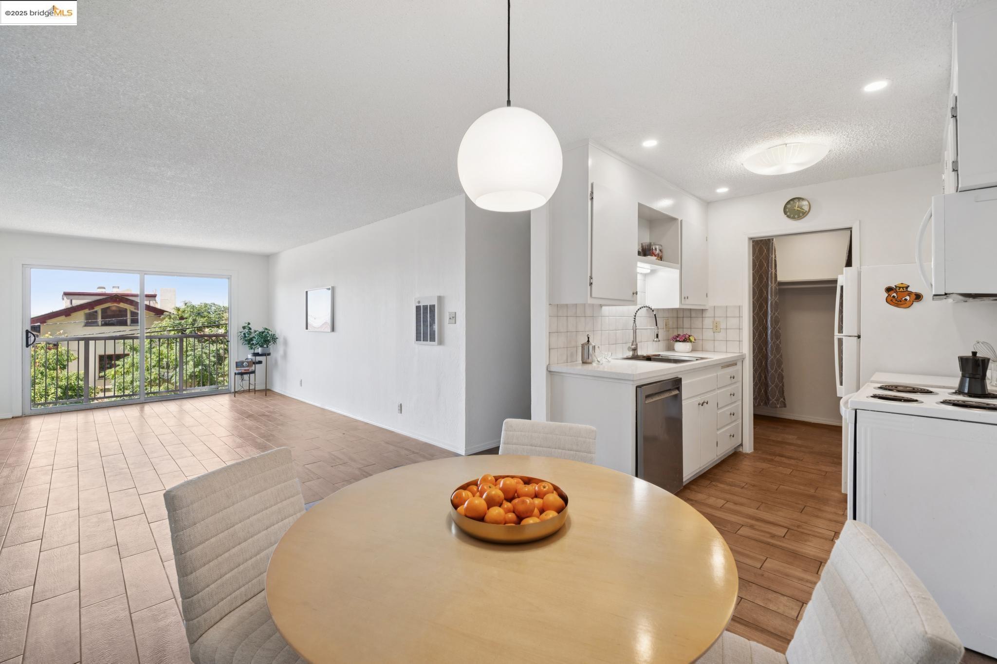 Detail Gallery Image 6 of 20 For 2 Panoramic Way #105,  Berkeley,  CA 94704 - 2 Beds | 1 Baths