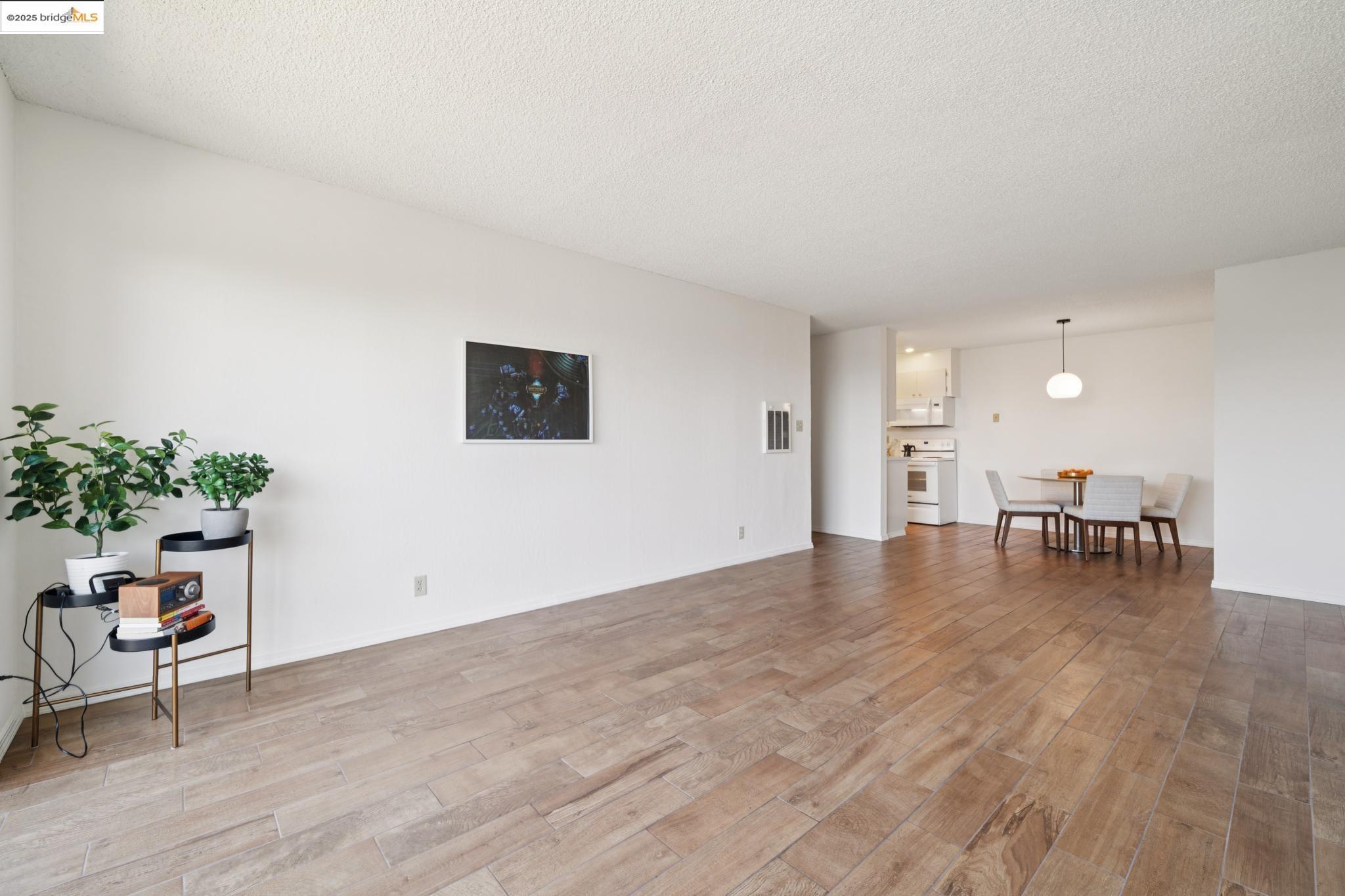 Detail Gallery Image 8 of 20 For 2 Panoramic Way #105,  Berkeley,  CA 94704 - 2 Beds | 1 Baths