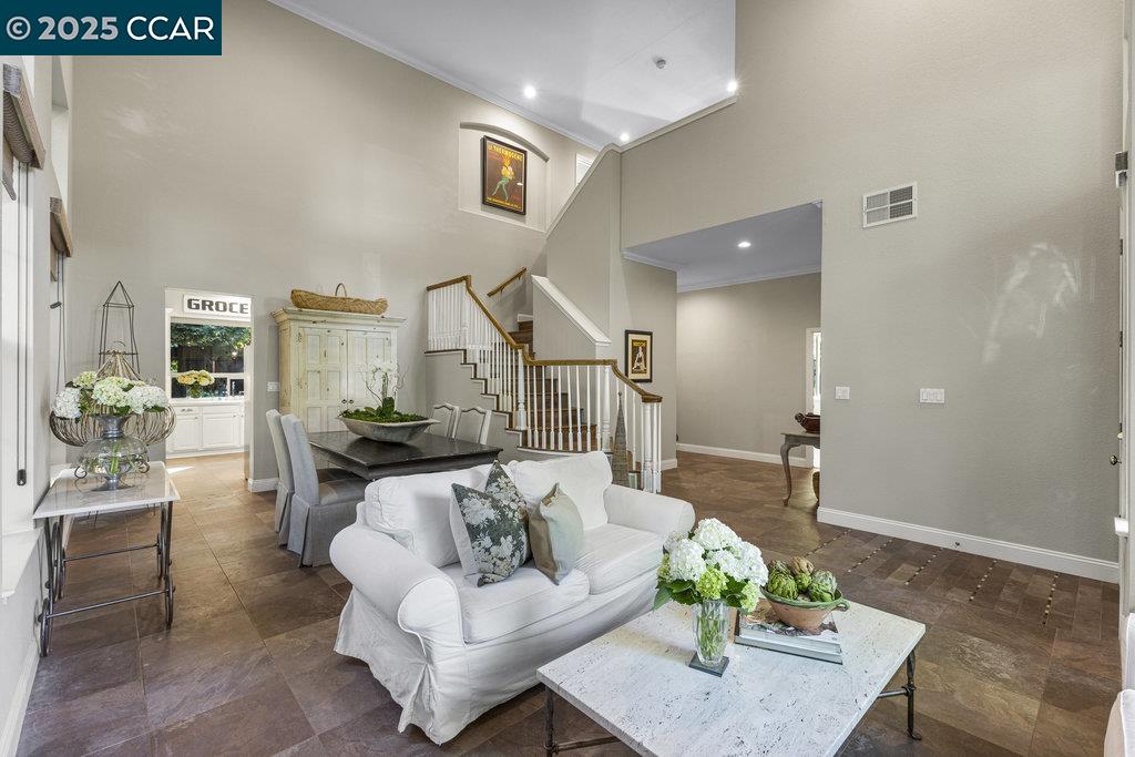 Detail Gallery Image 13 of 59 For 82 Bear Place, Clayton,  CA 94517 - 5 Beds | 3 Baths