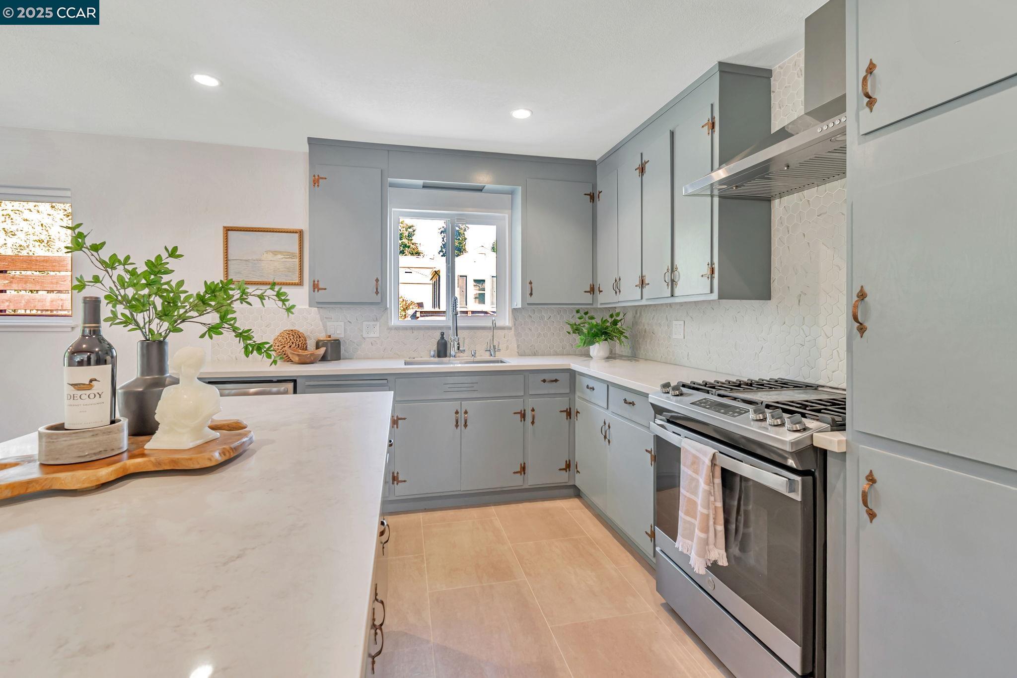 Detail Gallery Image 11 of 34 For 3620 Harbor View Ave, Oakland,  CA 94619 - 3 Beds | 2 Baths