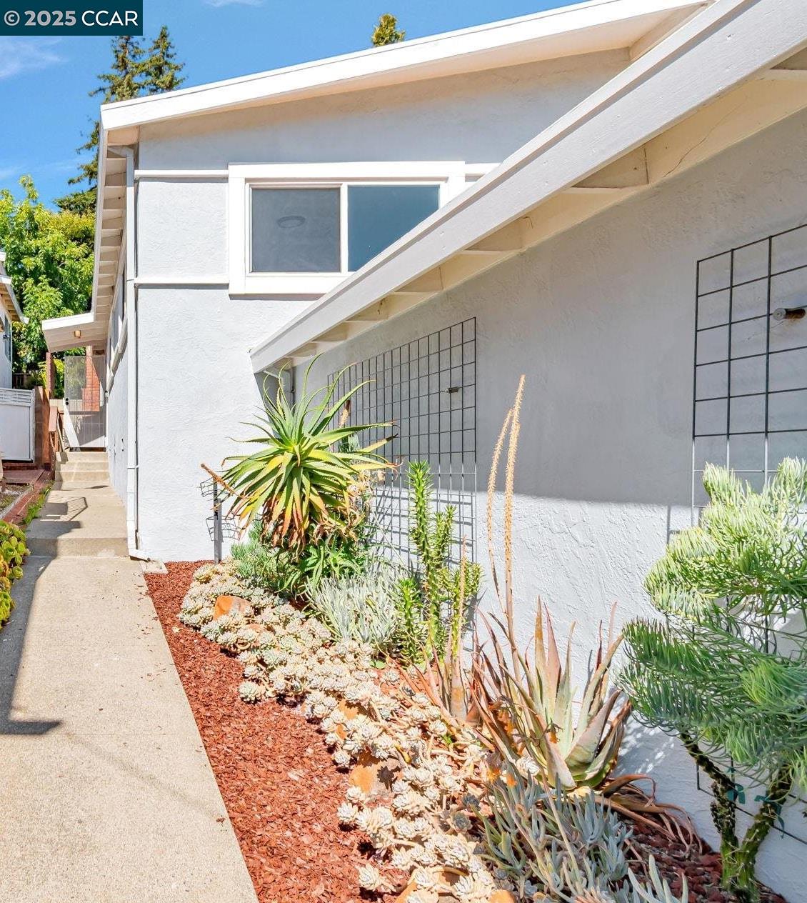 Detail Gallery Image 3 of 34 For 3620 Harbor View Ave, Oakland,  CA 94619 - 3 Beds | 2 Baths