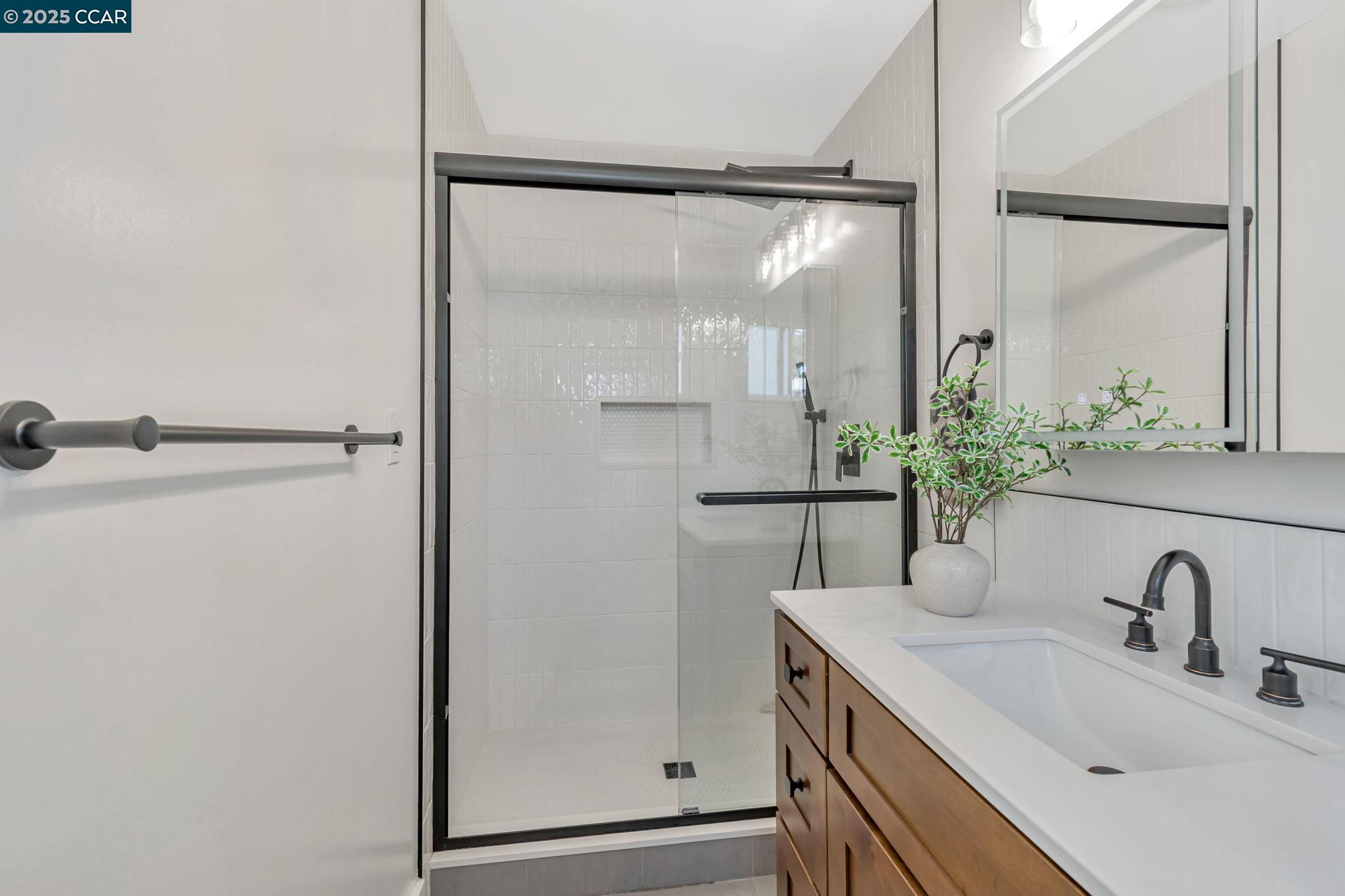 Detail Gallery Image 25 of 34 For 3620 Harbor View Ave, Oakland,  CA 94619 - 3 Beds | 2 Baths