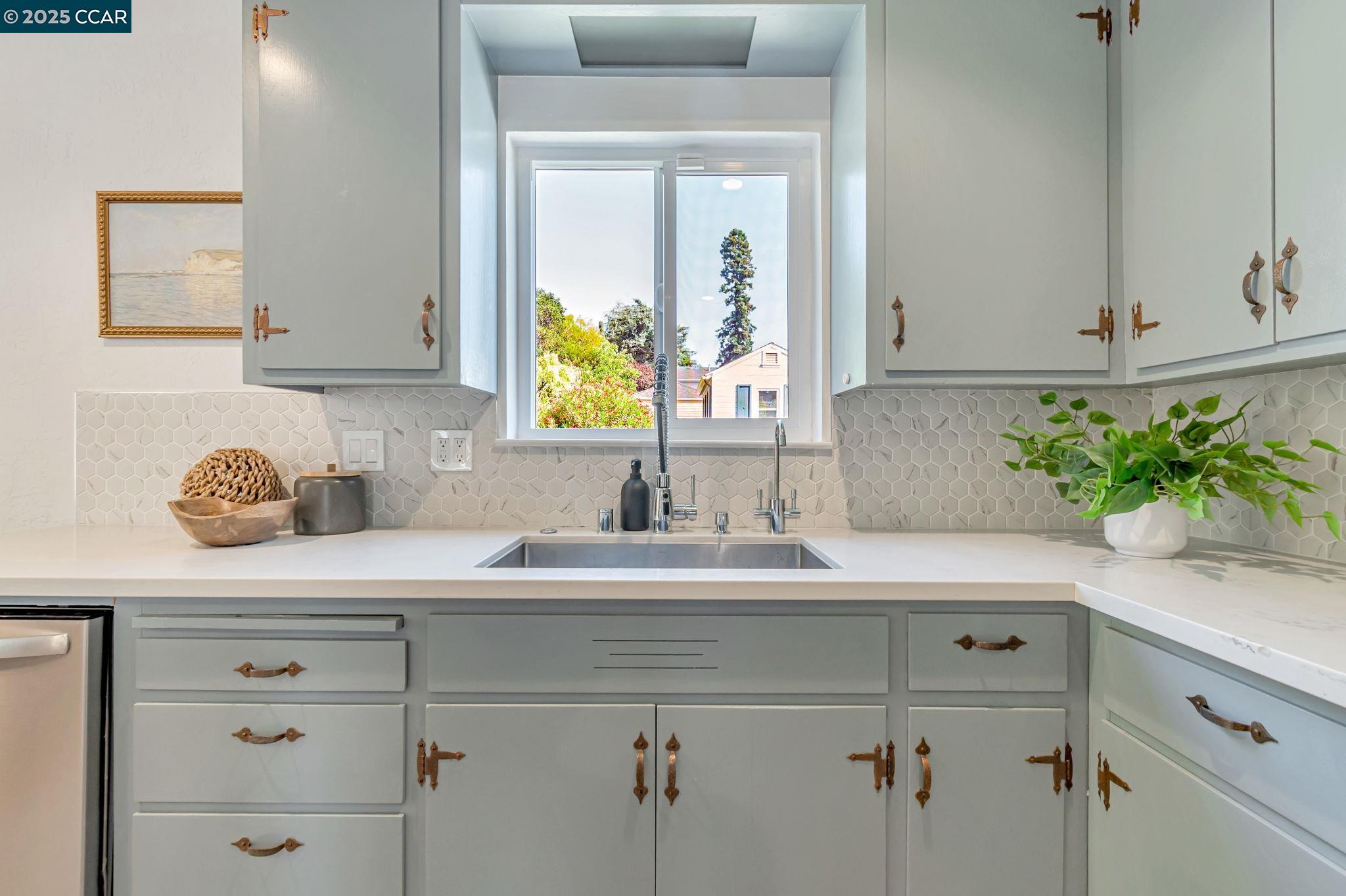 Detail Gallery Image 8 of 34 For 3620 Harbor View Ave, Oakland,  CA 94619 - 3 Beds | 2 Baths