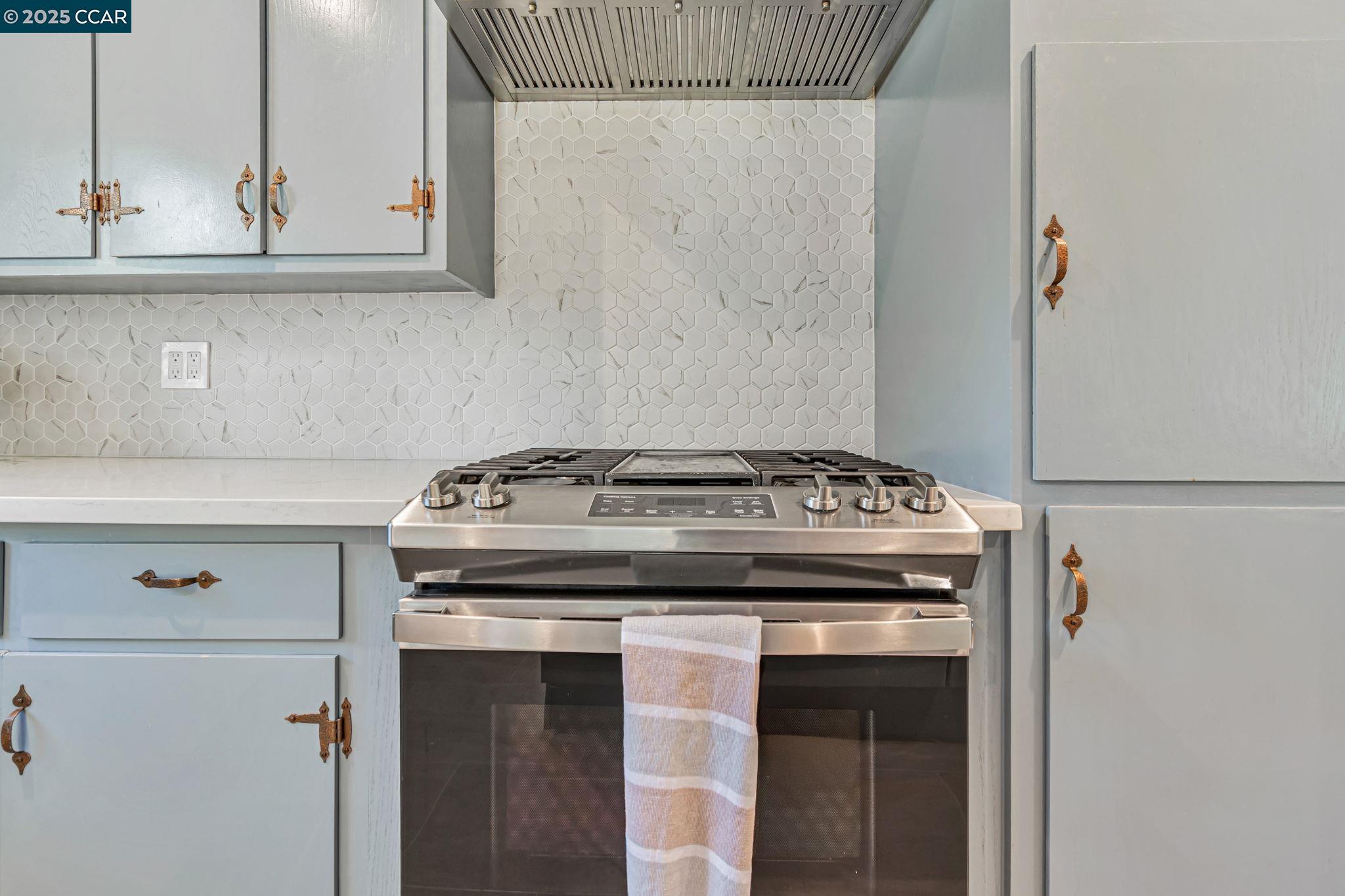 Detail Gallery Image 9 of 34 For 3620 Harbor View Ave, Oakland,  CA 94619 - 3 Beds | 2 Baths