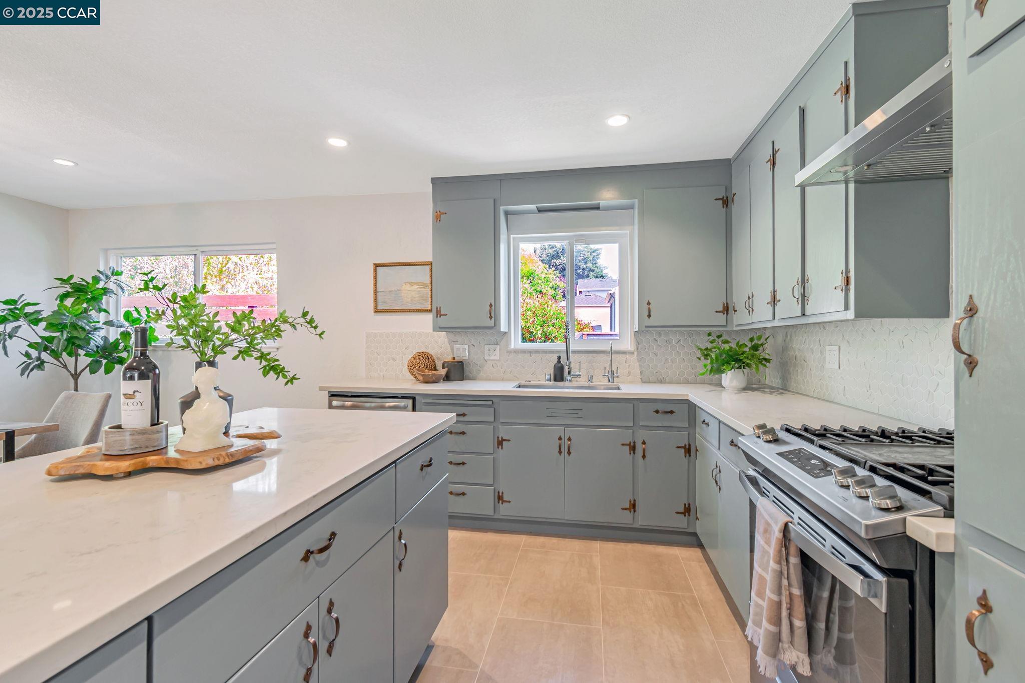Detail Gallery Image 10 of 34 For 3620 Harbor View Ave, Oakland,  CA 94619 - 3 Beds | 2 Baths