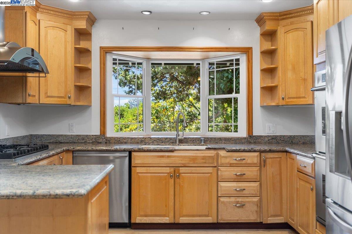 Detail Gallery Image 15 of 60 For 3491 Middleton Ave, Castro Valley,  CA 94546 - 5 Beds | 3/1 Baths