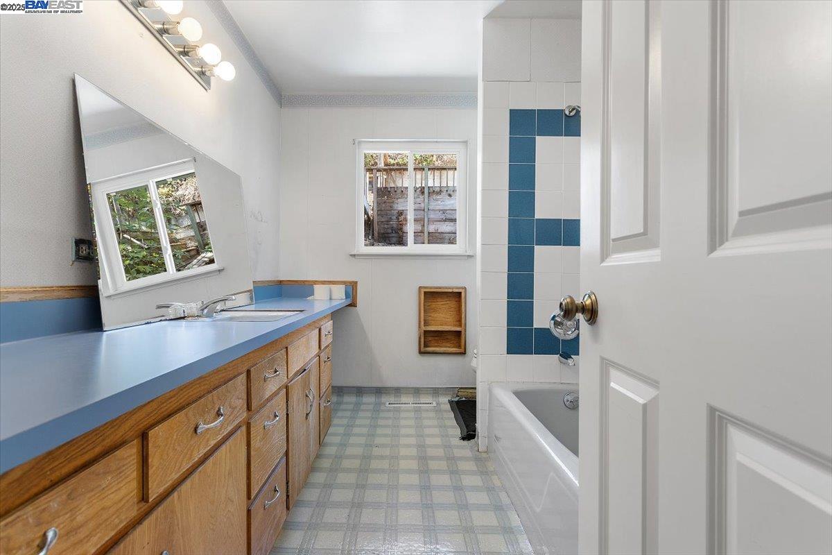 Detail Gallery Image 27 of 60 For 3491 Middleton Ave, Castro Valley,  CA 94546 - 5 Beds | 3/1 Baths