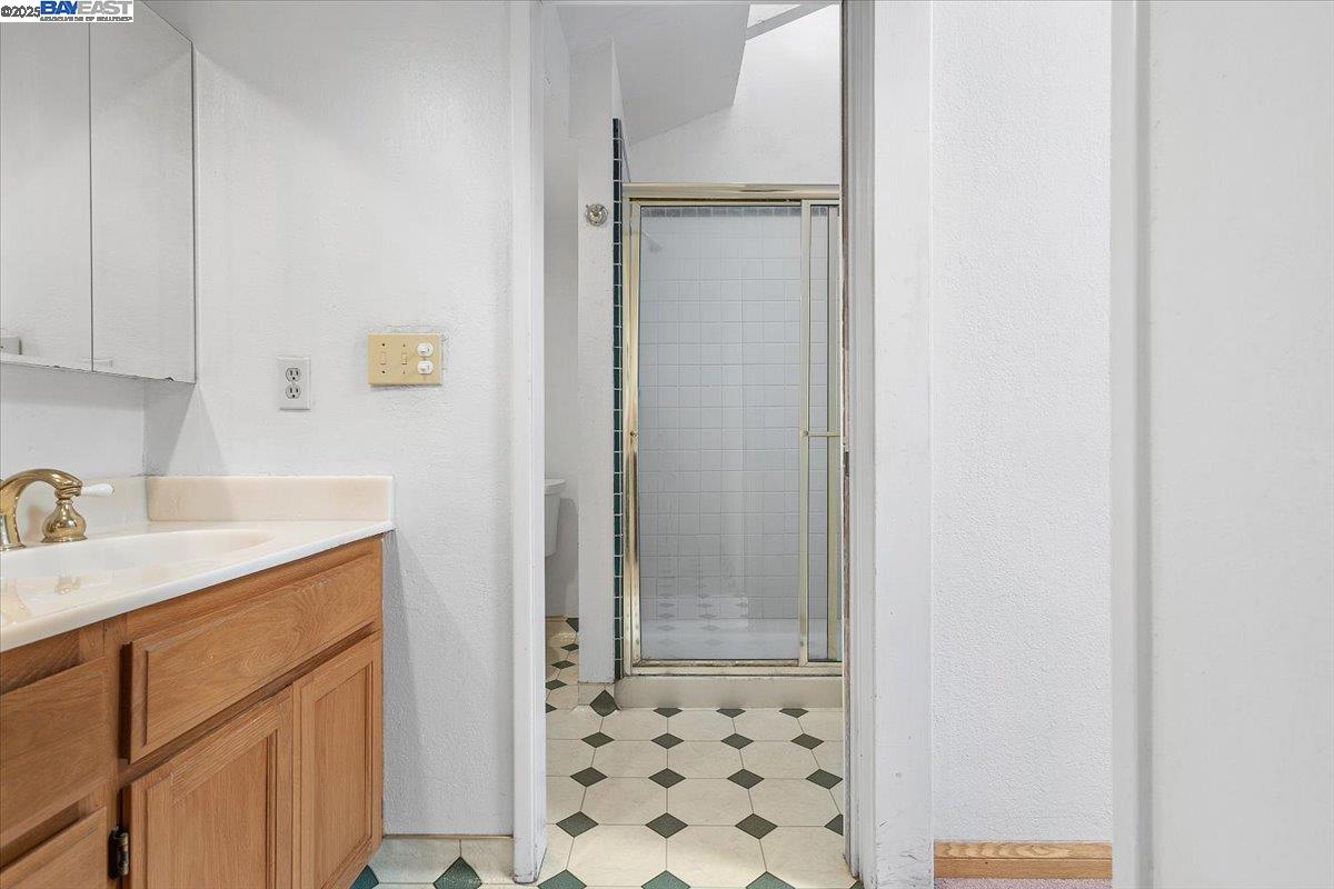 Detail Gallery Image 38 of 60 For 3491 Middleton Ave, Castro Valley,  CA 94546 - 5 Beds | 3/1 Baths