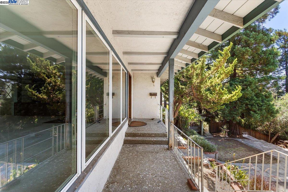 Detail Gallery Image 5 of 60 For 3491 Middleton Ave, Castro Valley,  CA 94546 - 5 Beds | 3/1 Baths