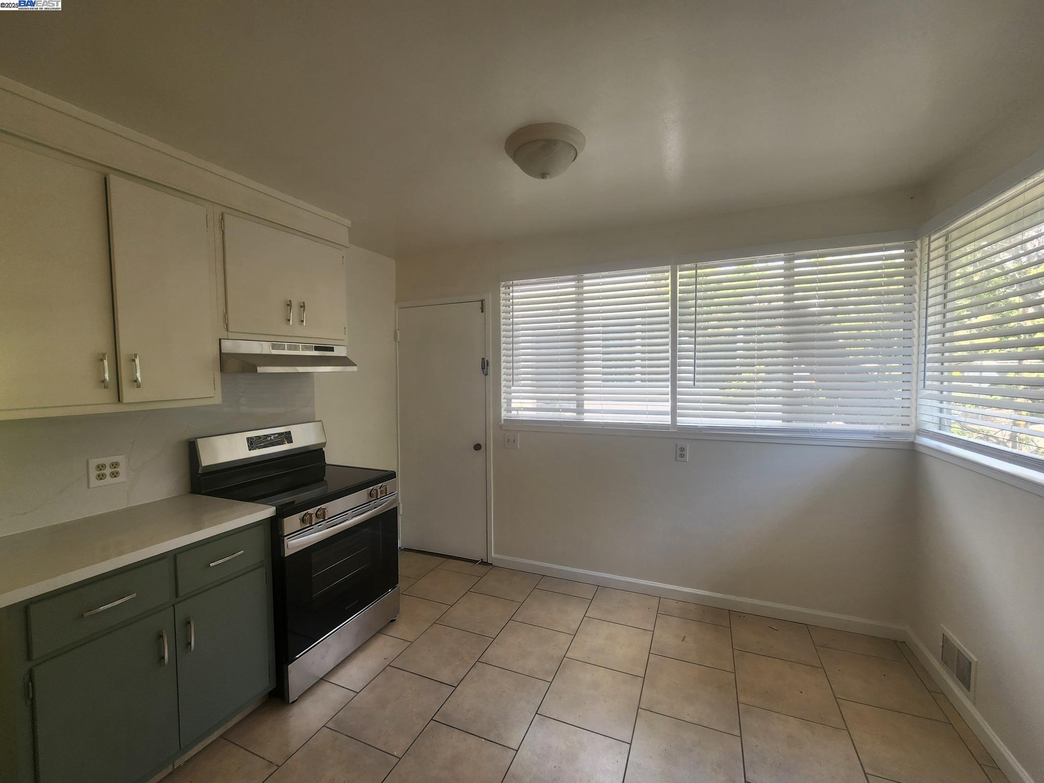 Detail Gallery Image 4 of 20 For 18751 Center St, Castro Valley,  CA 94546 - 3 Beds | 3 Baths