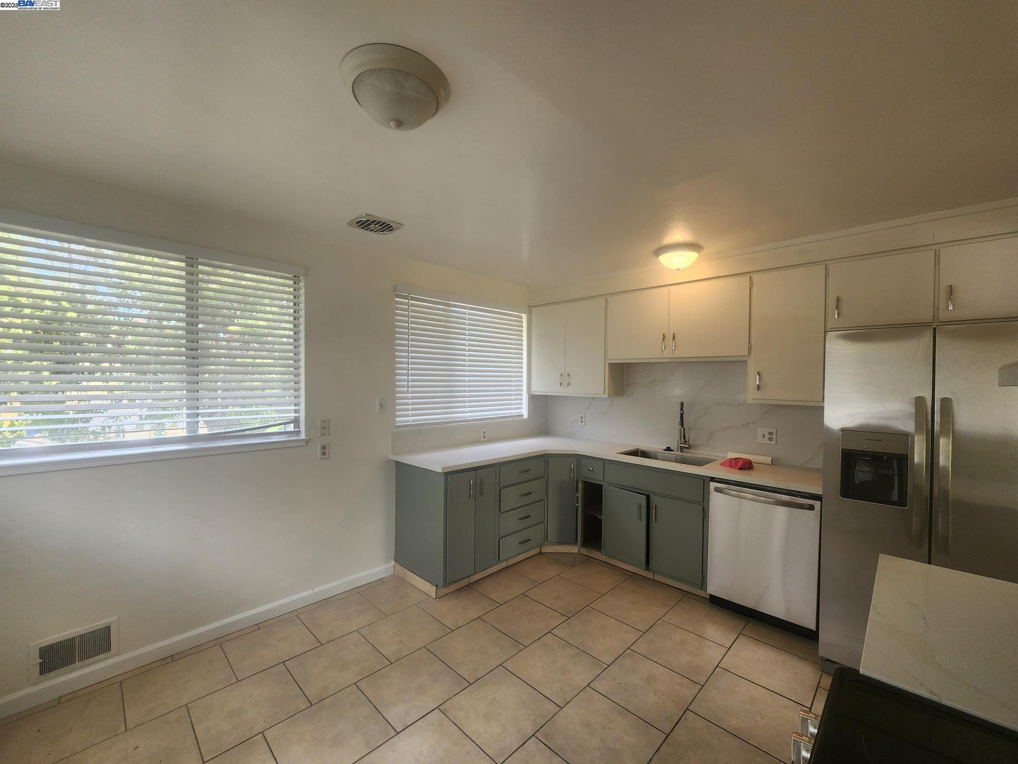 Detail Gallery Image 5 of 20 For 18751 Center St, Castro Valley,  CA 94546 - 3 Beds | 3 Baths