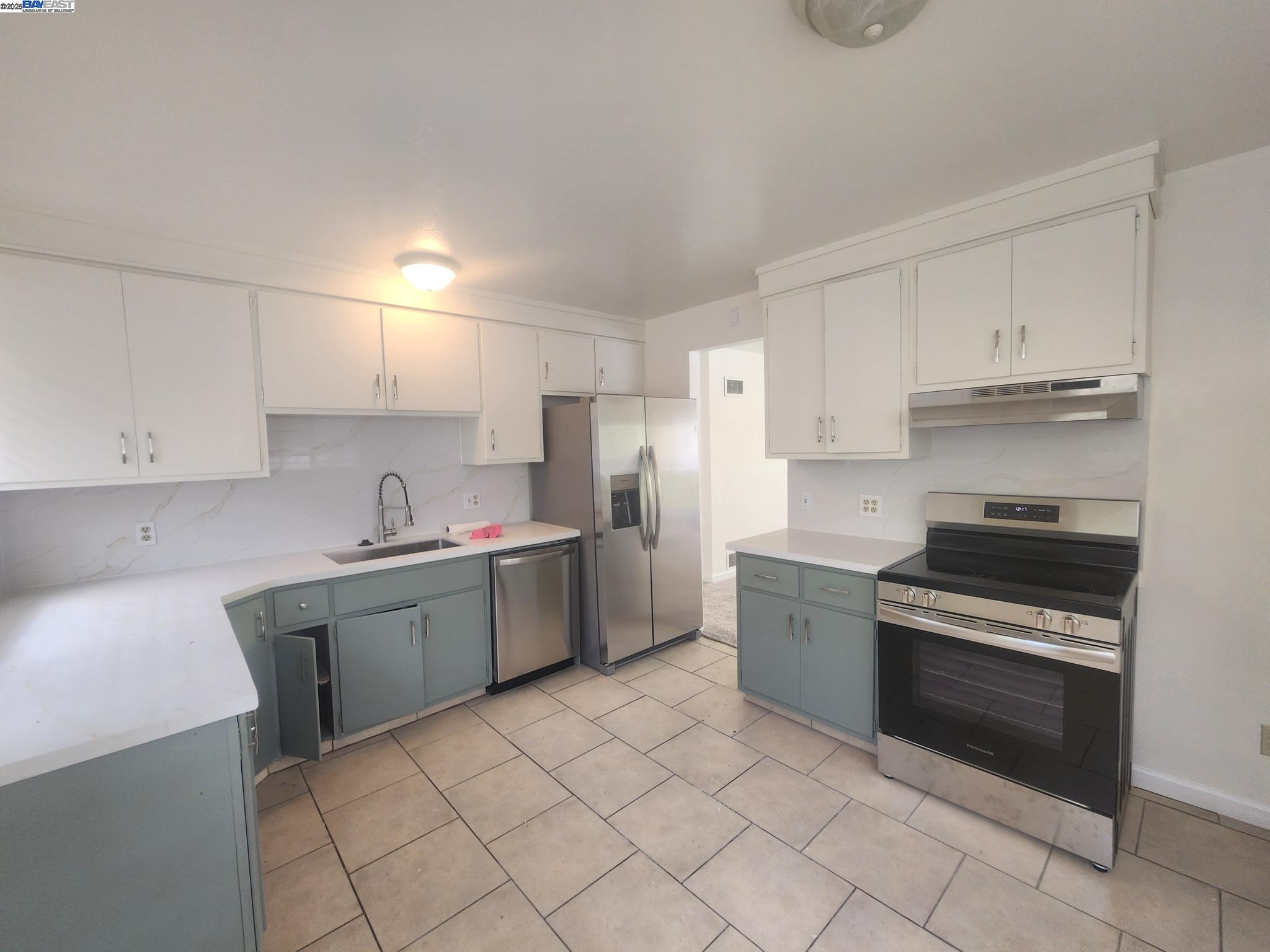 Detail Gallery Image 6 of 20 For 18751 Center St, Castro Valley,  CA 94546 - 3 Beds | 3 Baths