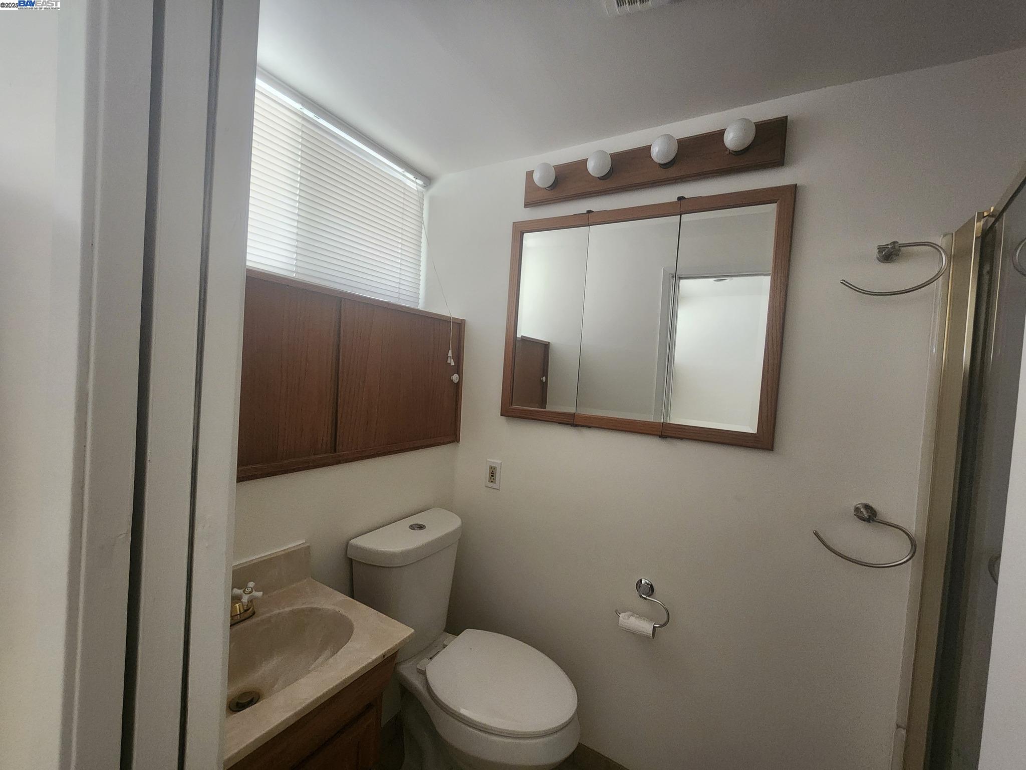 Detail Gallery Image 9 of 20 For 18751 Center St, Castro Valley,  CA 94546 - 3 Beds | 3 Baths