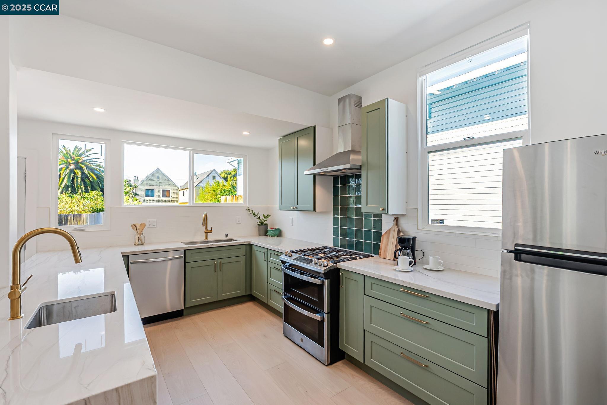 Detail Gallery Image 11 of 31 For 1727 9th St, Oakland,  CA 94607 - 4 Beds | 2/1 Baths