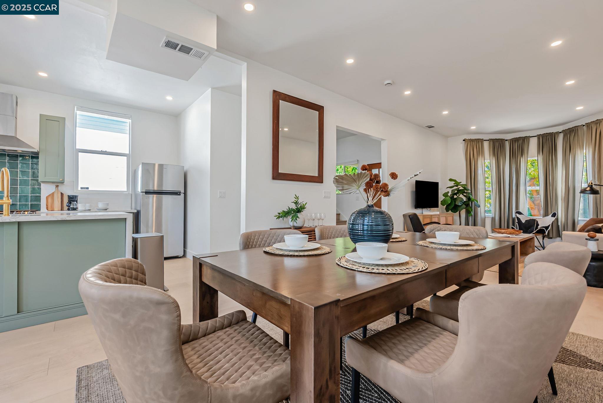 Detail Gallery Image 14 of 31 For 1727 9th St, Oakland,  CA 94607 - 4 Beds | 2/1 Baths
