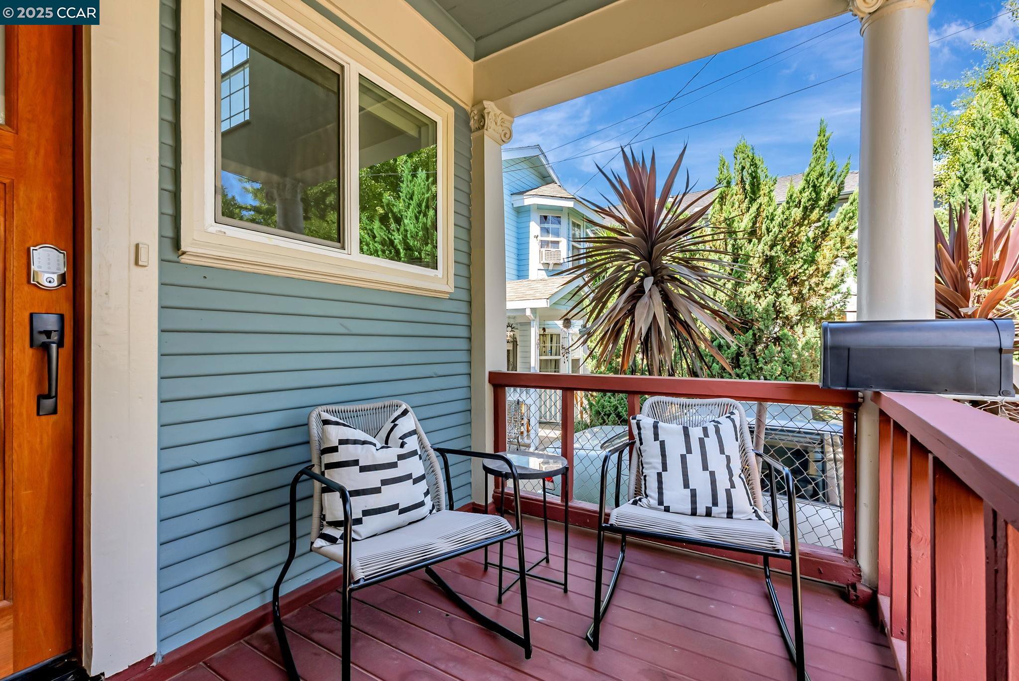 Detail Gallery Image 3 of 31 For 1727 9th St, Oakland,  CA 94607 - 4 Beds | 2/1 Baths