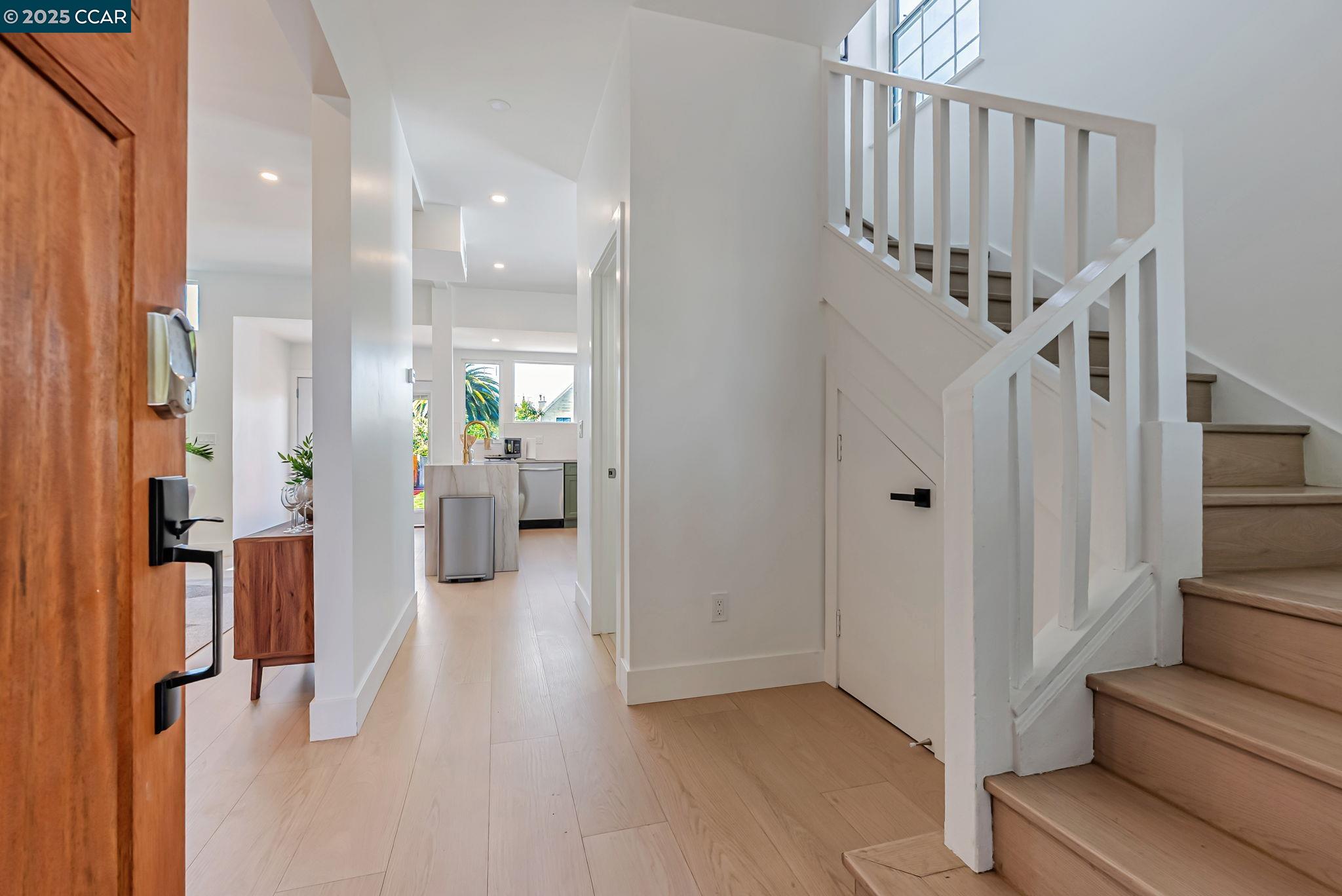 Detail Gallery Image 4 of 31 For 1727 9th St, Oakland,  CA 94607 - 4 Beds | 2/1 Baths