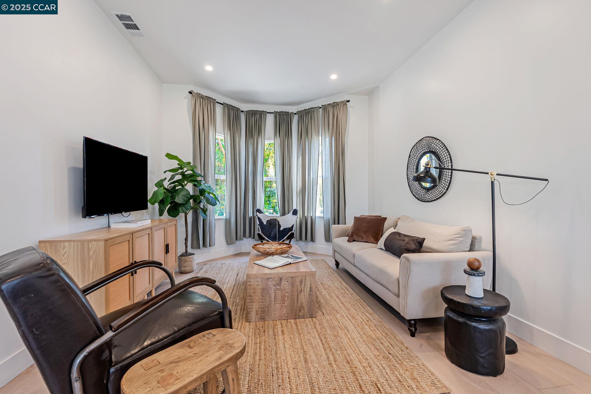 Detail Gallery Image 5 of 31 For 1727 9th St, Oakland,  CA 94607 - 4 Beds | 2/1 Baths