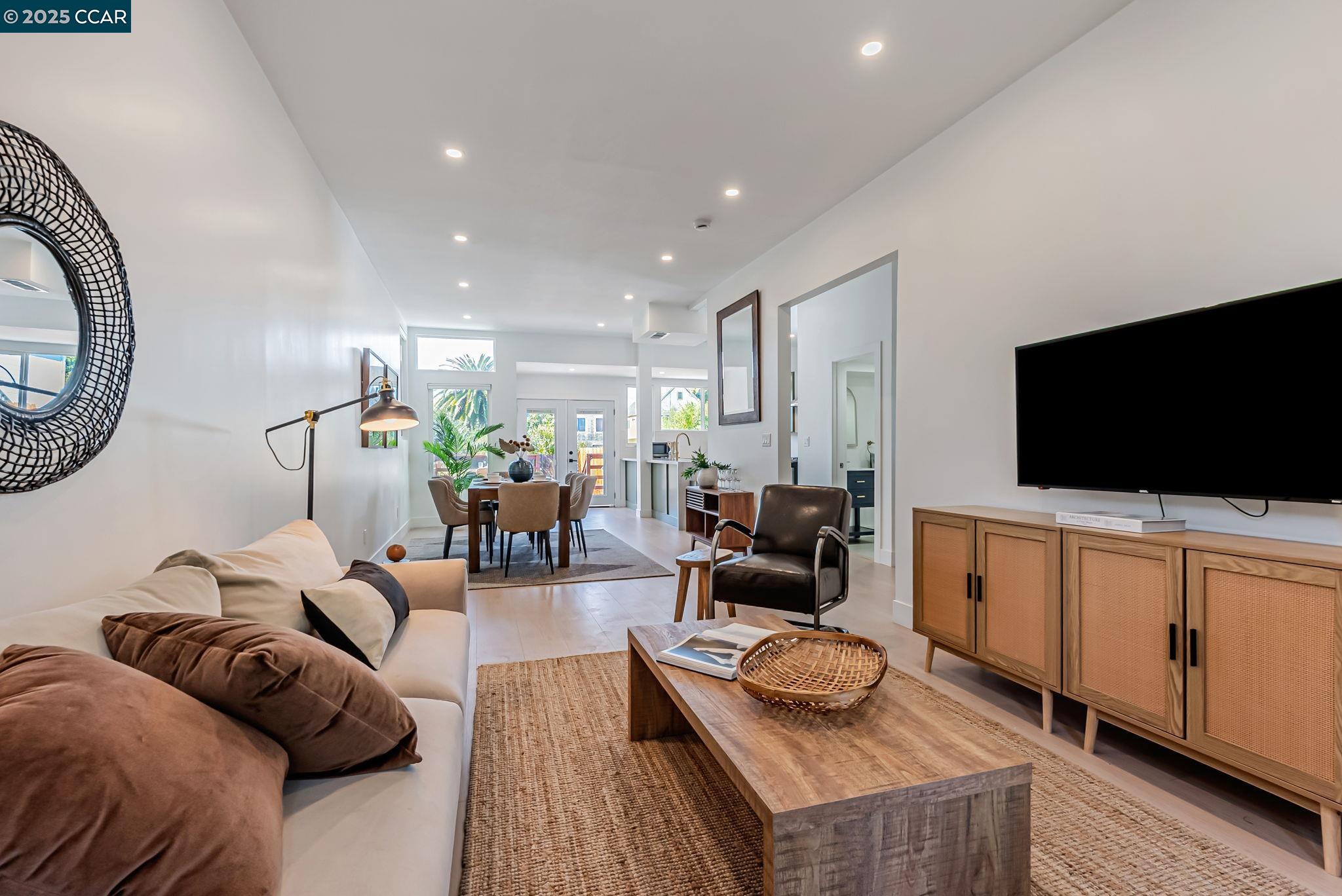 Detail Gallery Image 6 of 31 For 1727 9th St, Oakland,  CA 94607 - 4 Beds | 2/1 Baths