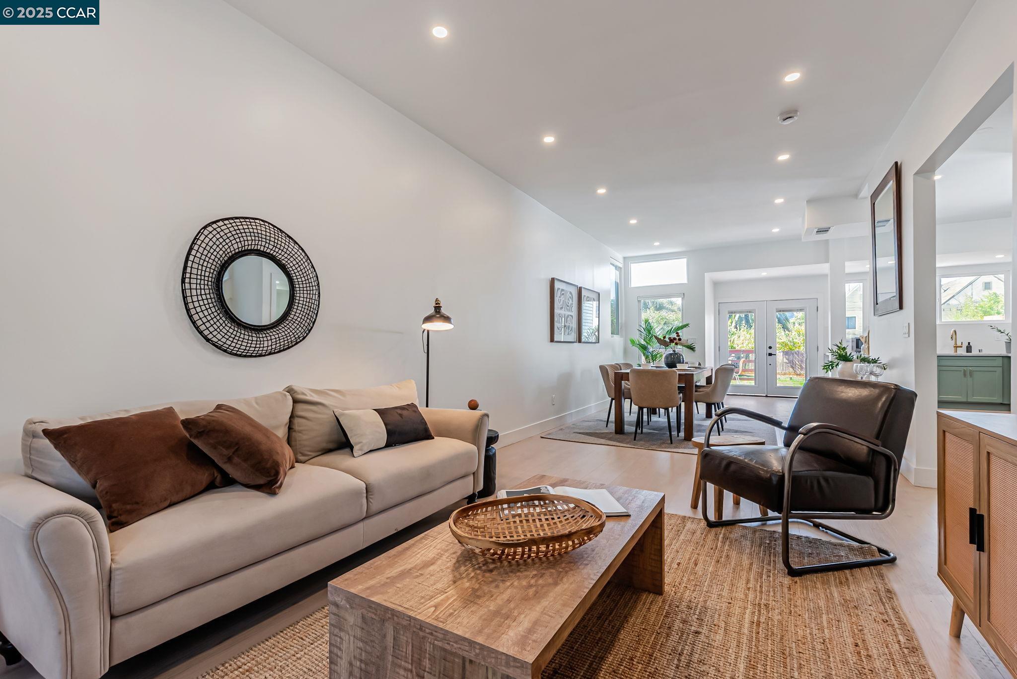 Detail Gallery Image 7 of 31 For 1727 9th St, Oakland,  CA 94607 - 4 Beds | 2/1 Baths
