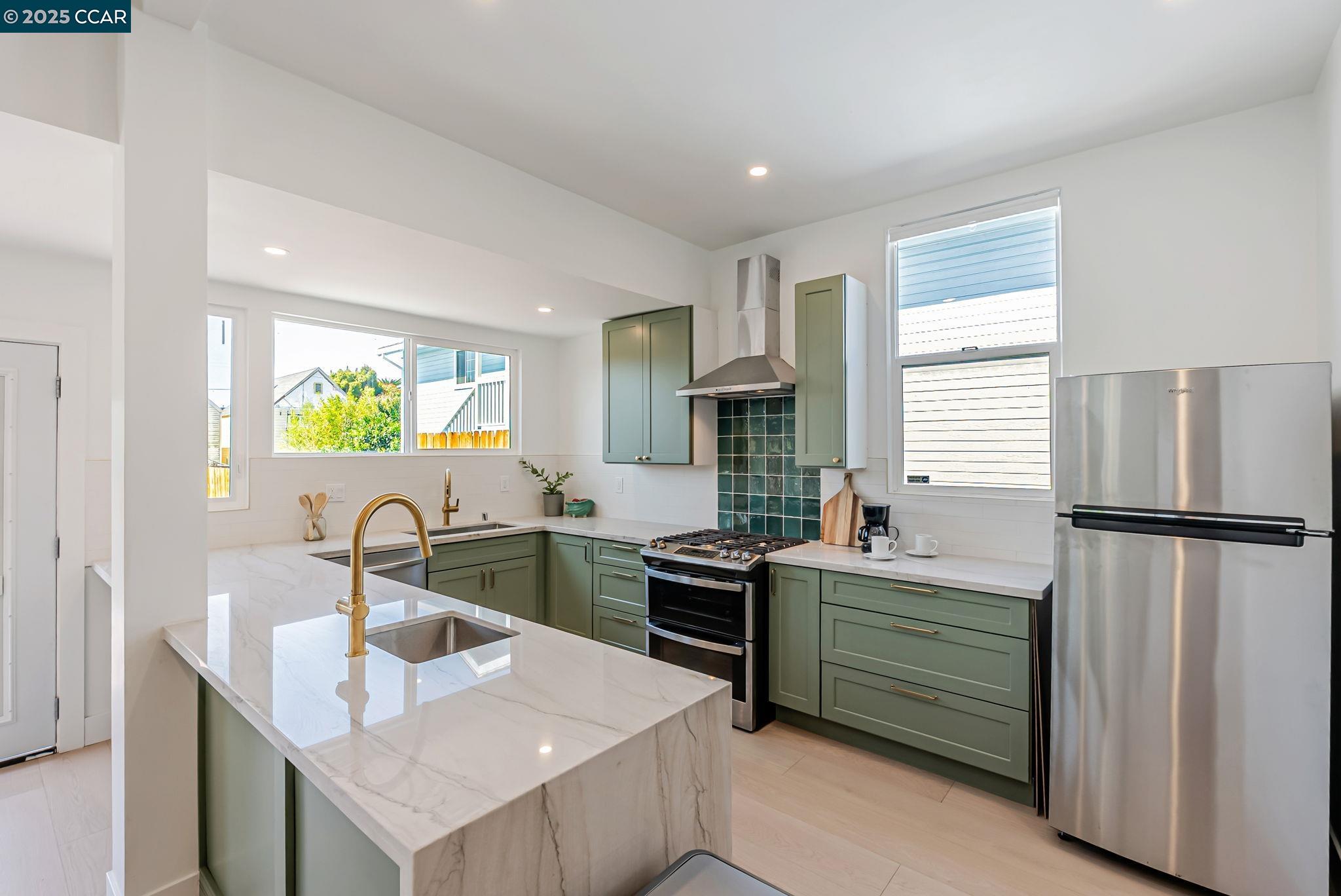 Detail Gallery Image 8 of 31 For 1727 9th St, Oakland,  CA 94607 - 4 Beds | 2/1 Baths