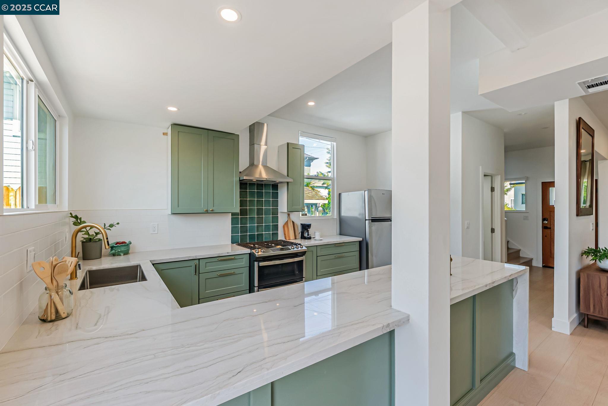 Detail Gallery Image 9 of 31 For 1727 9th St, Oakland,  CA 94607 - 4 Beds | 2/1 Baths