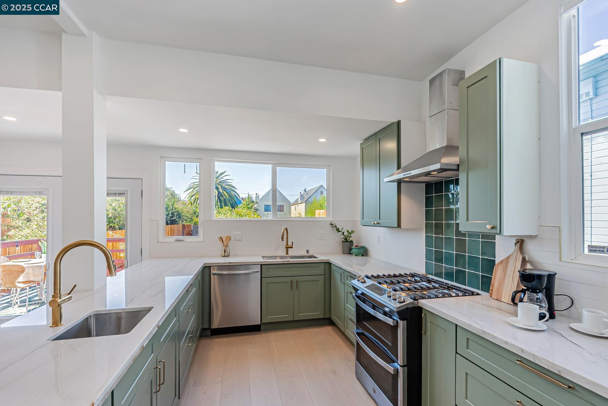Detail Gallery Image 10 of 31 For 1727 9th St, Oakland,  CA 94607 - 4 Beds | 2/1 Baths