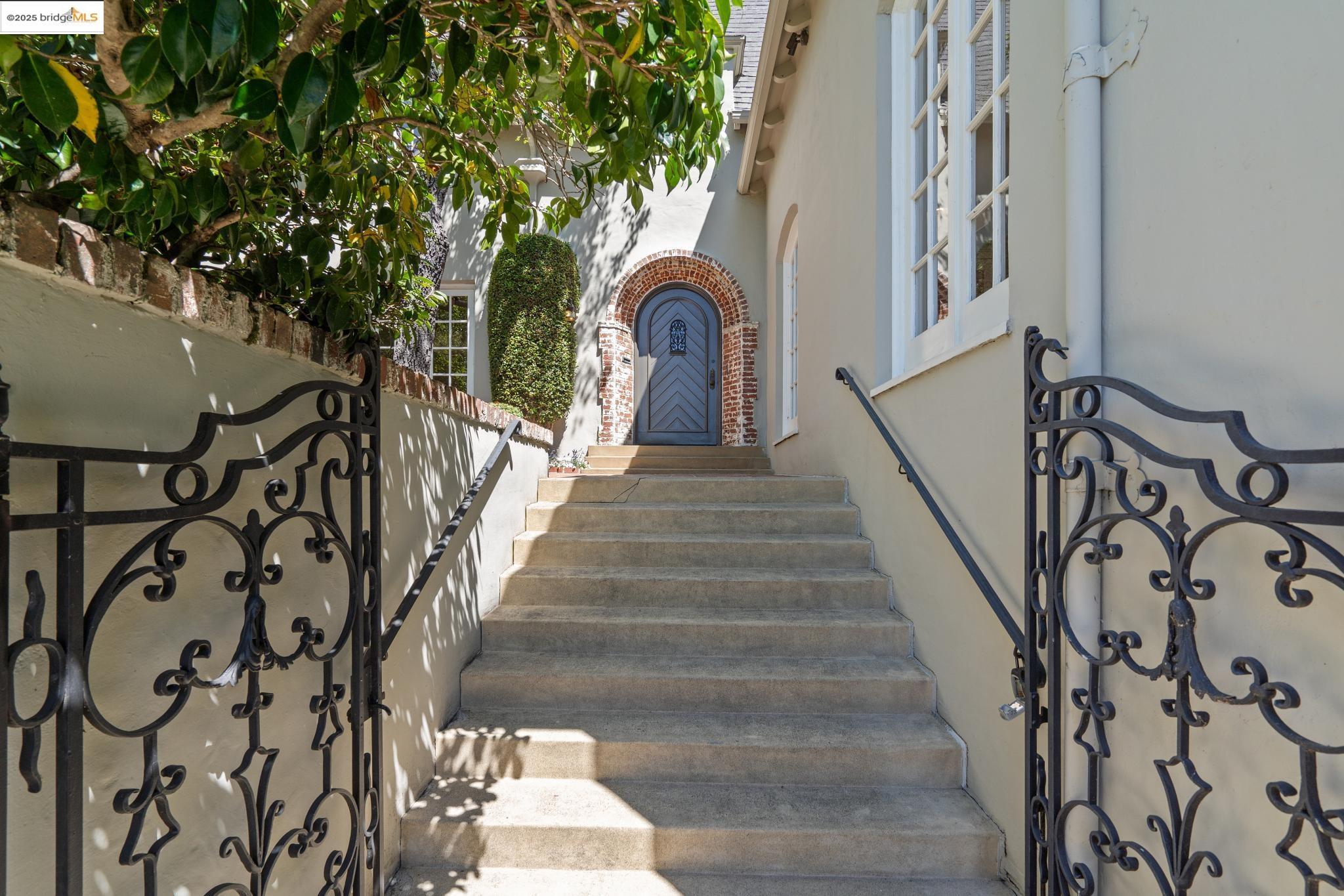 Detail Gallery Image 2 of 60 For 33 Richardson Way, Piedmont,  CA 94611 - 4 Beds | 3 Baths
