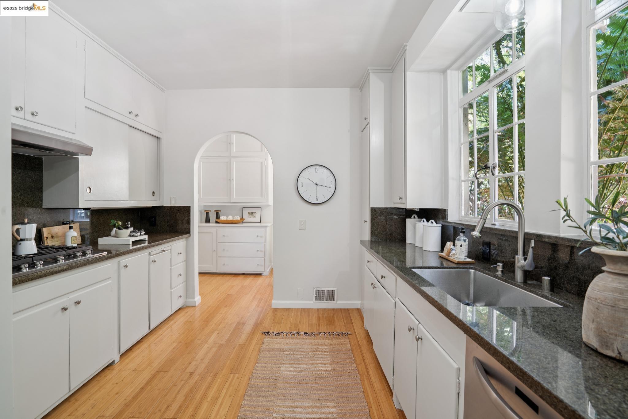 Detail Gallery Image 15 of 60 For 33 Richardson Way, Piedmont,  CA 94611 - 4 Beds | 3 Baths