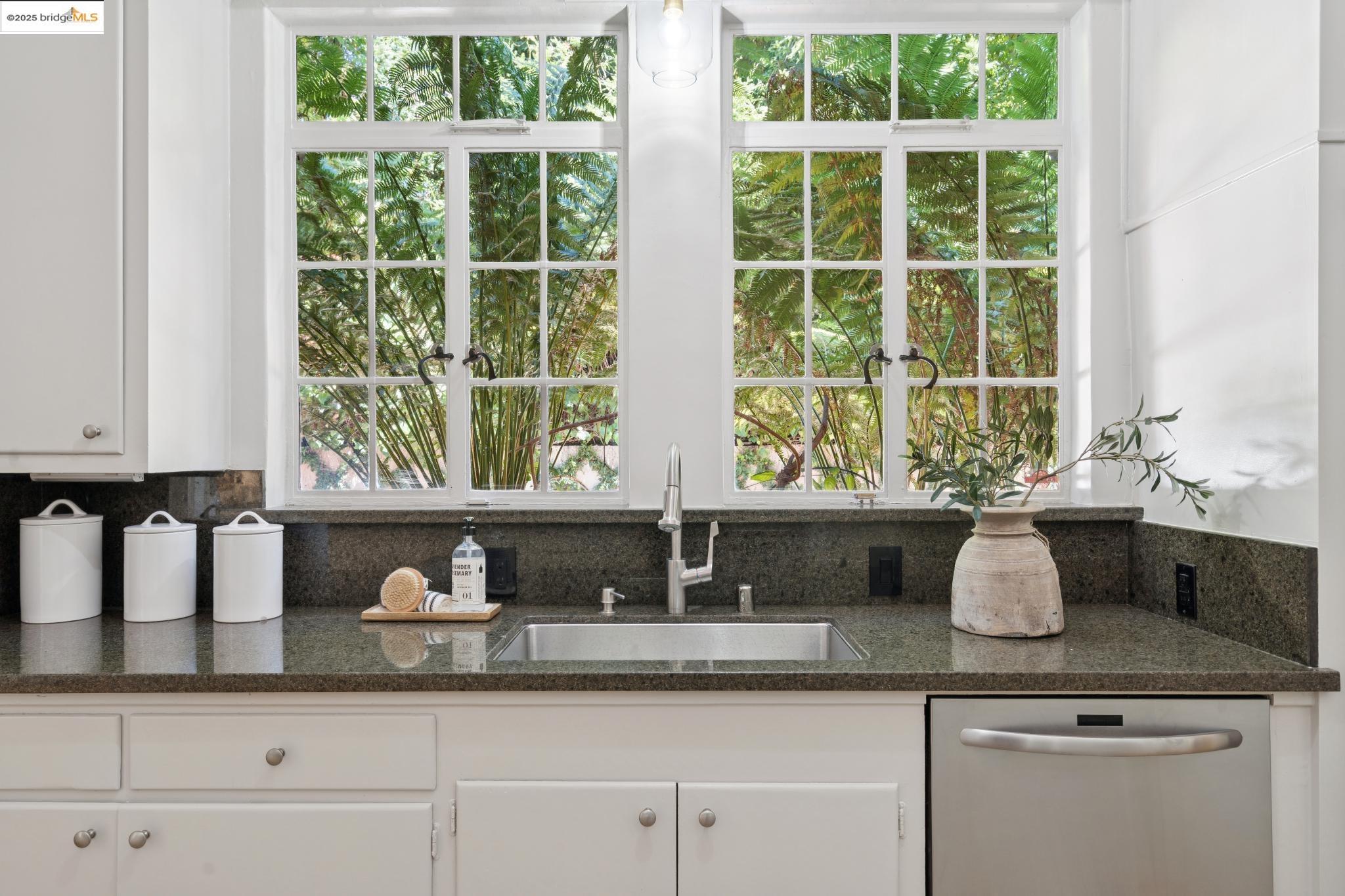 Detail Gallery Image 16 of 60 For 33 Richardson Way, Piedmont,  CA 94611 - 4 Beds | 3 Baths