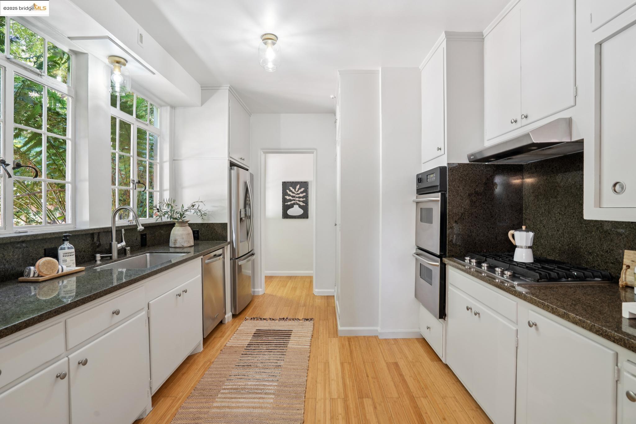 Detail Gallery Image 17 of 60 For 33 Richardson Way, Piedmont,  CA 94611 - 4 Beds | 3 Baths