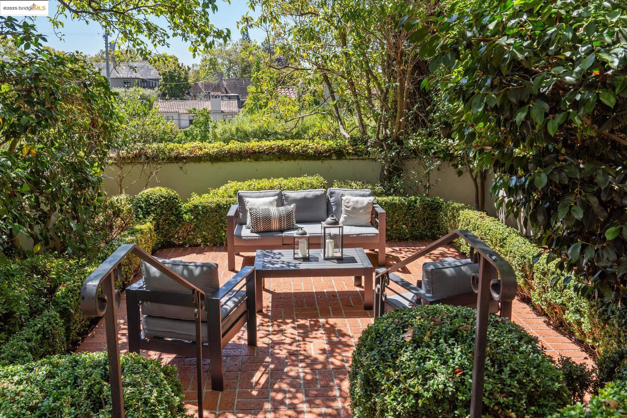 Detail Gallery Image 3 of 60 For 33 Richardson Way, Piedmont,  CA 94611 - 4 Beds | 3 Baths