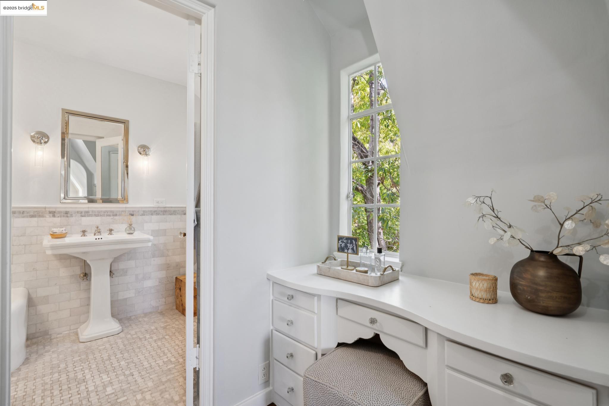 Detail Gallery Image 28 of 60 For 33 Richardson Way, Piedmont,  CA 94611 - 4 Beds | 3 Baths