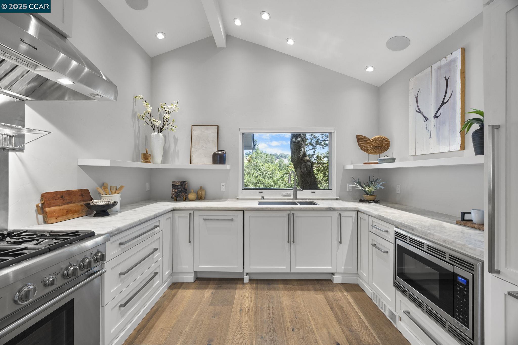 Detail Gallery Image 11 of 53 For 10 Albo Ct, Orinda,  CA 94563 - 5 Beds | 3/1 Baths