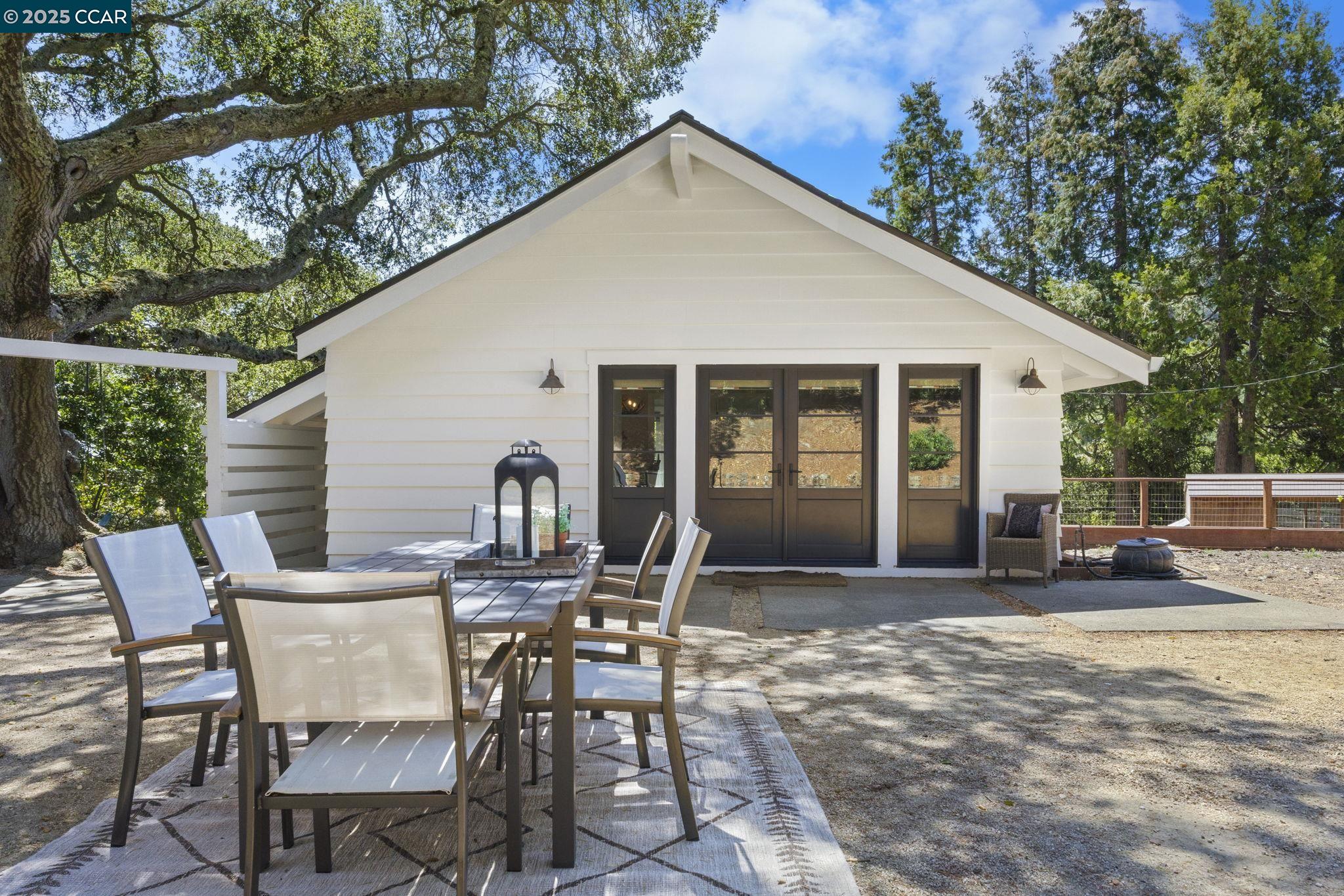 Detail Gallery Image 3 of 53 For 10 Albo Ct, Orinda,  CA 94563 - 5 Beds | 3/1 Baths