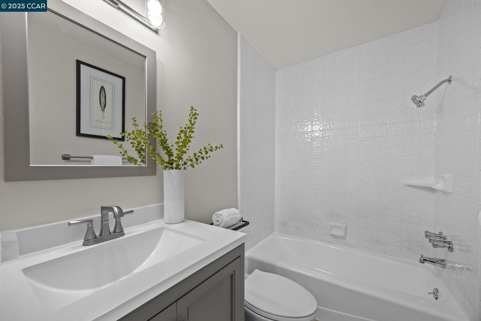 Detail Gallery Image 25 of 53 For 10 Albo Ct, Orinda,  CA 94563 - 5 Beds | 3/1 Baths