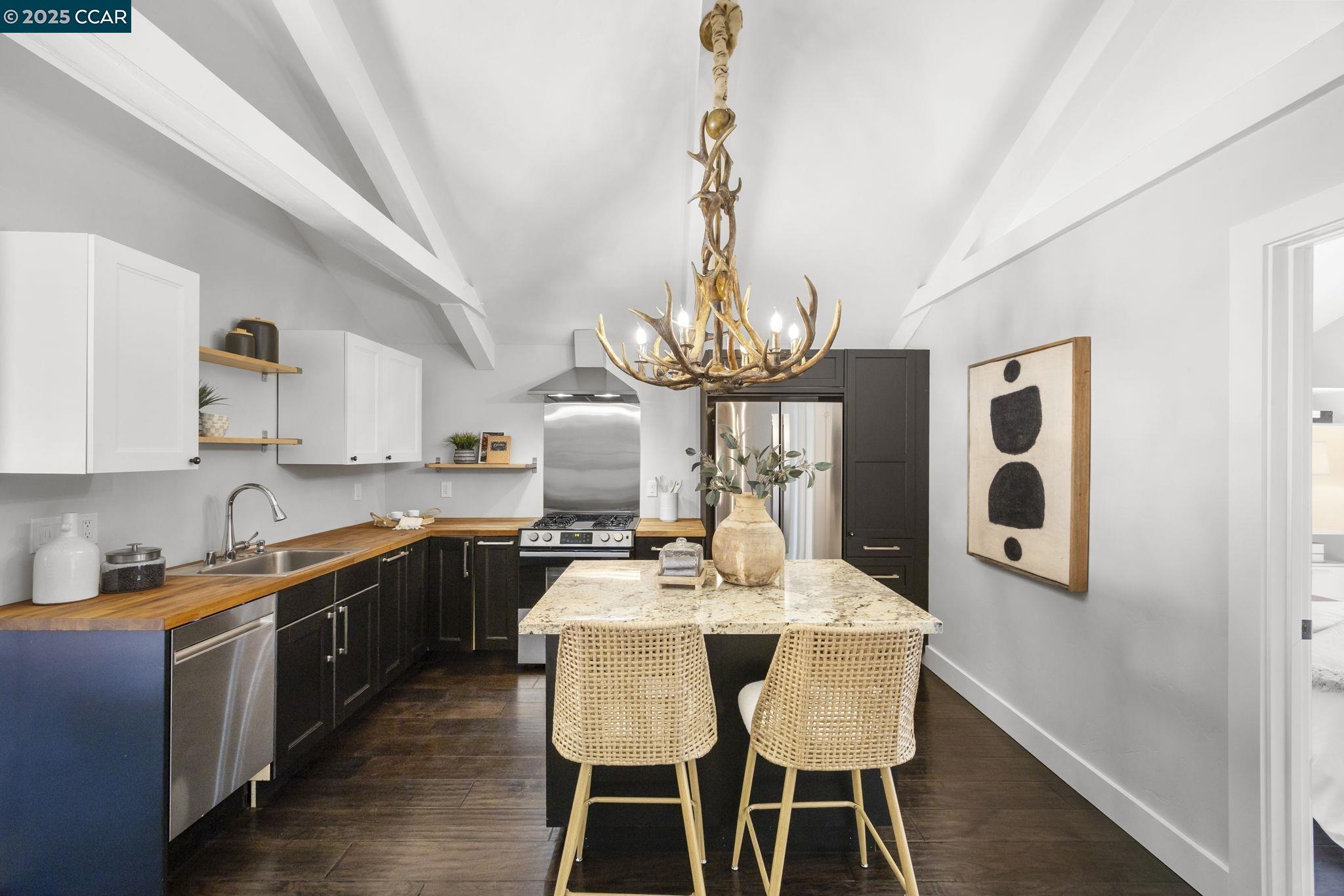 Detail Gallery Image 34 of 53 For 10 Albo Ct, Orinda,  CA 94563 - 5 Beds | 3/1 Baths