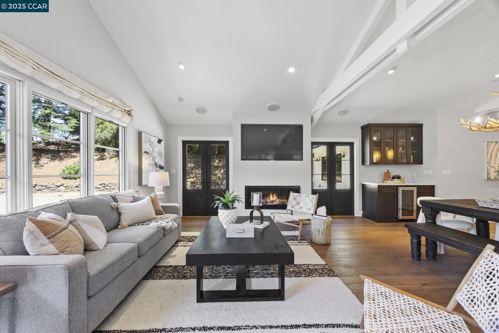 Detail Gallery Image 6 of 53 For 10 Albo Ct, Orinda,  CA 94563 - 5 Beds | 3/1 Baths