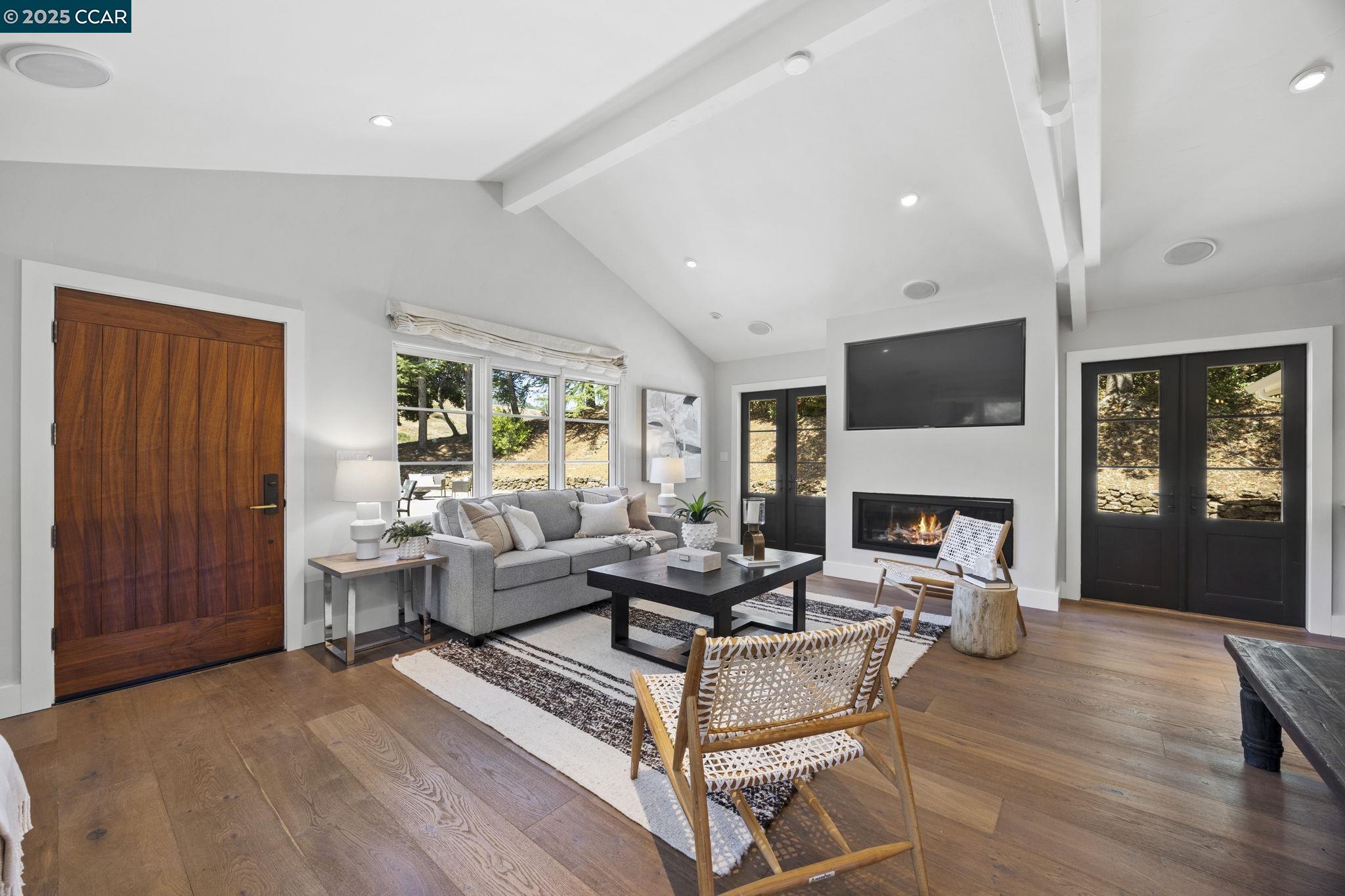 Detail Gallery Image 8 of 53 For 10 Albo Ct, Orinda,  CA 94563 - 5 Beds | 3/1 Baths