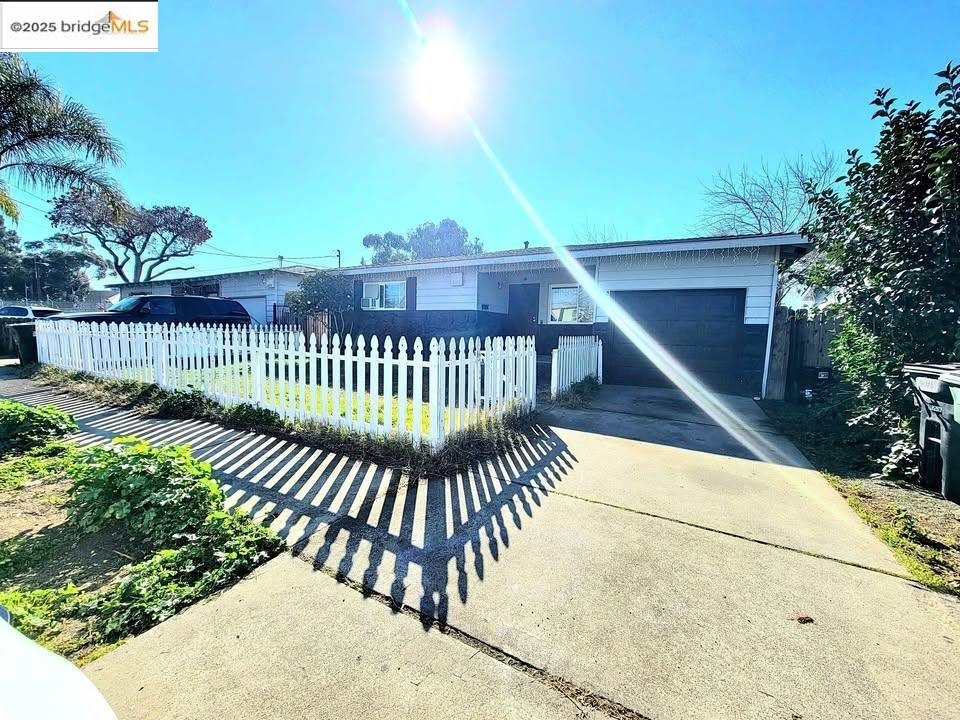 Detail Gallery Image 1 of 11 For 305 W 13th St, Pittsburg,  CA 94565 - 3 Beds | 1 Baths