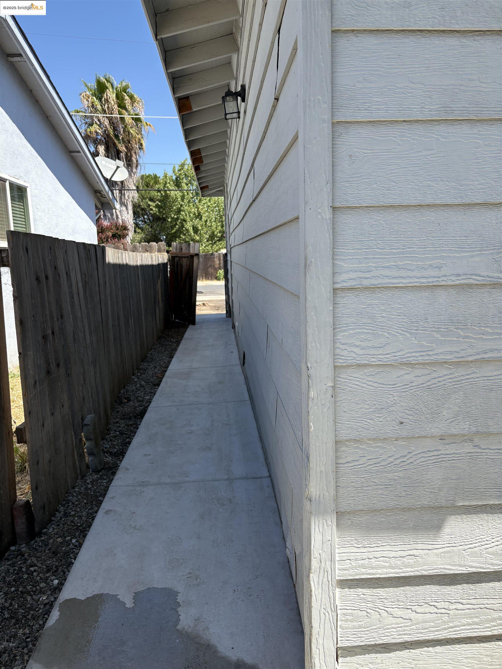 Detail Gallery Image 9 of 11 For 305 W 13th St, Pittsburg,  CA 94565 - 3 Beds | 1 Baths