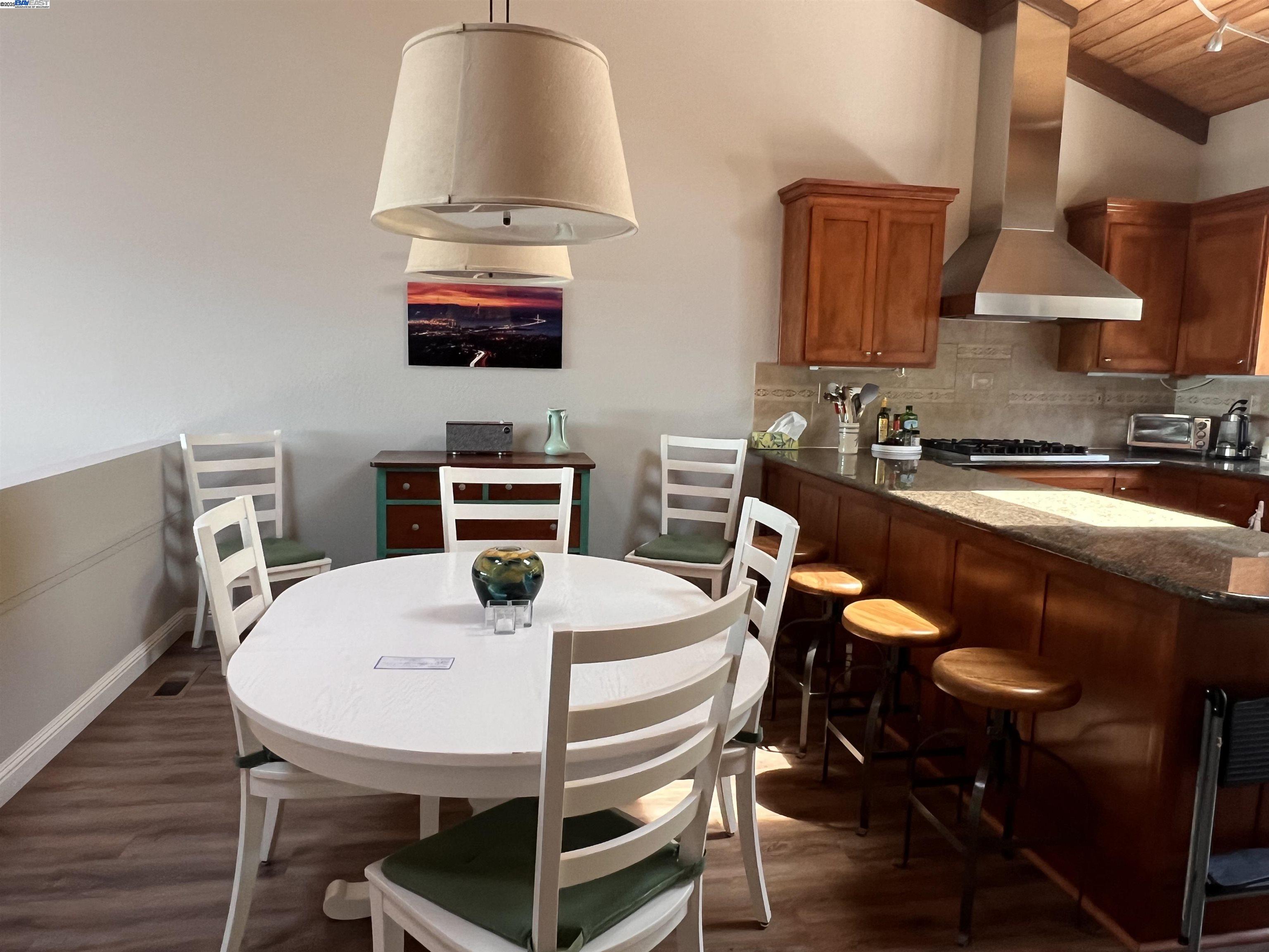 Detail Gallery Image 12 of 52 For 37 Binnacle Hl, Oakland,  CA 94618 - 2 Beds | 2 Baths