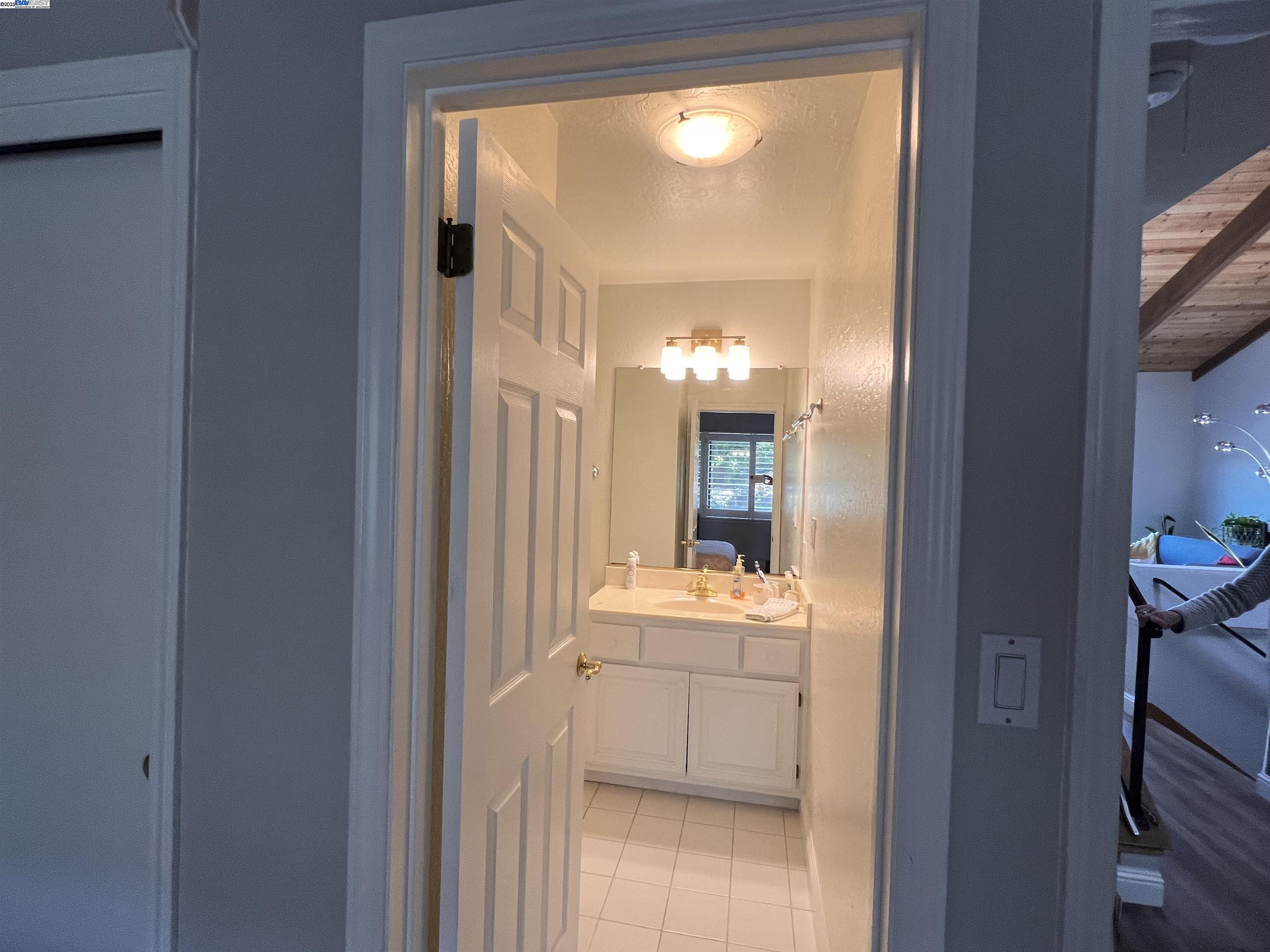 Detail Gallery Image 14 of 52 For 37 Binnacle Hl, Oakland,  CA 94618 - 2 Beds | 2 Baths