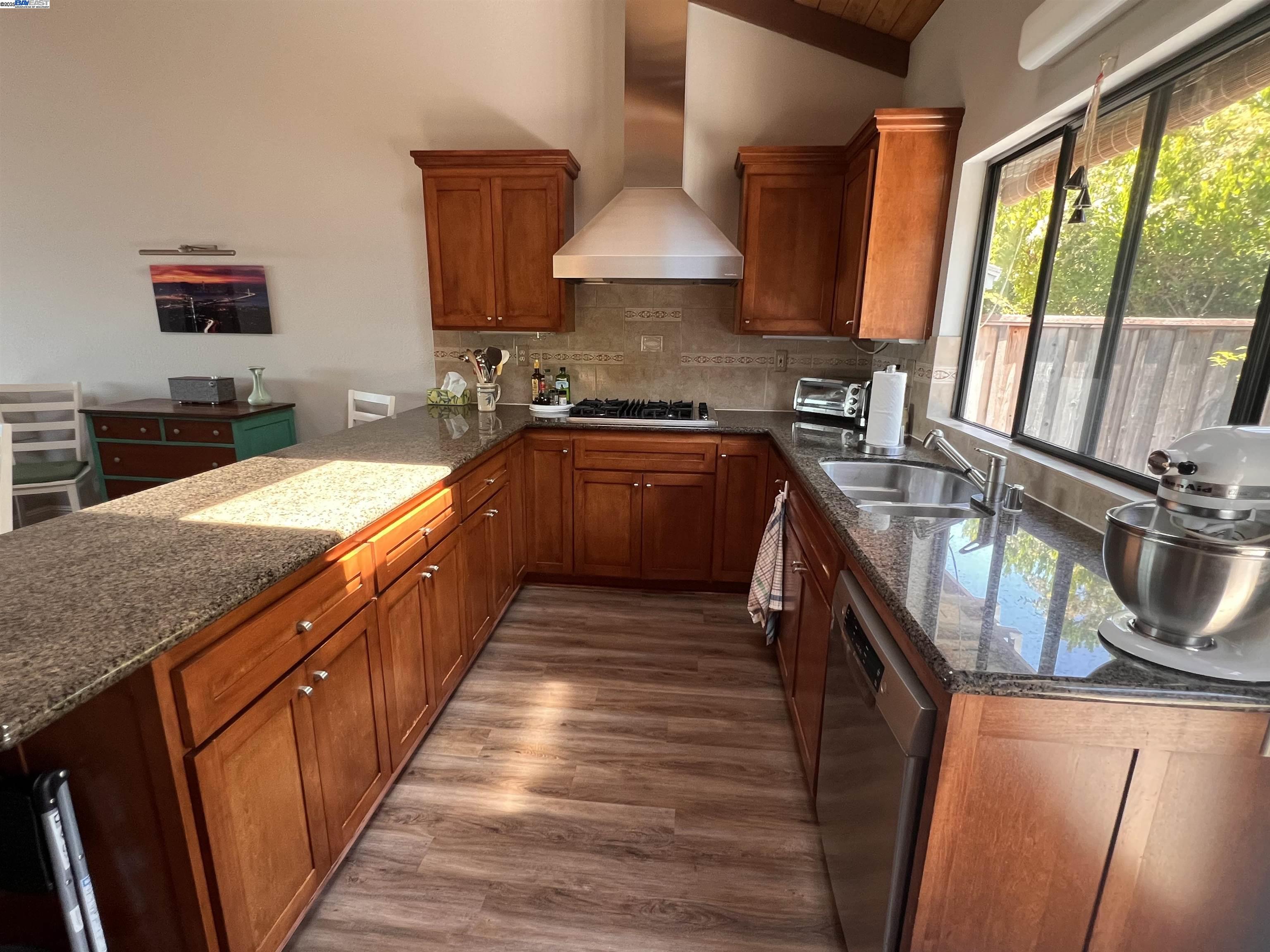 Detail Gallery Image 16 of 52 For 37 Binnacle Hl, Oakland,  CA 94618 - 2 Beds | 2 Baths