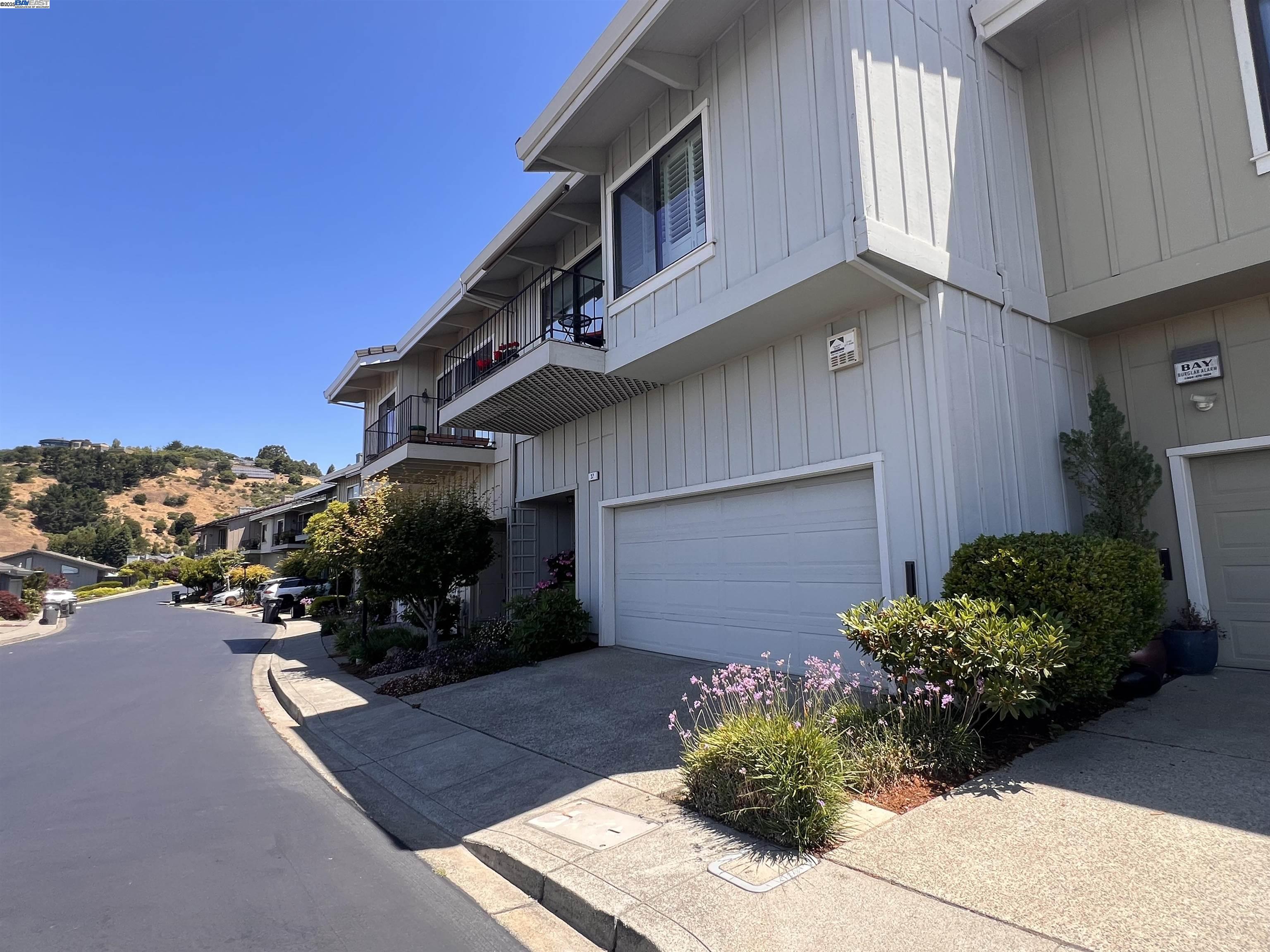 Detail Gallery Image 45 of 52 For 37 Binnacle Hl, Oakland,  CA 94618 - 2 Beds | 2 Baths
