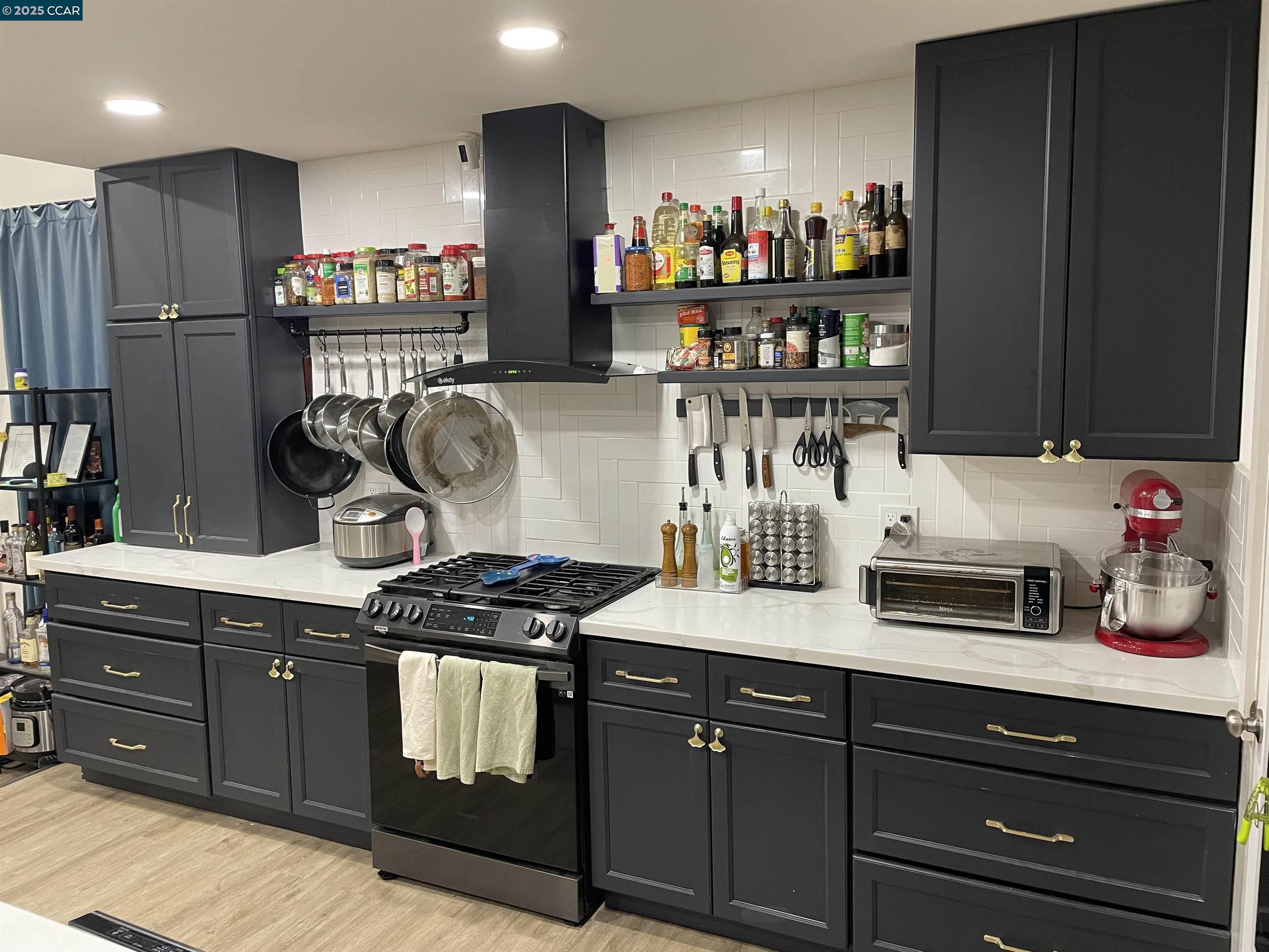 Detail Gallery Image 2 of 7 For 2347 Pinnacle Dr, Martinez,  CA 94553 - 3 Beds | 2 Baths